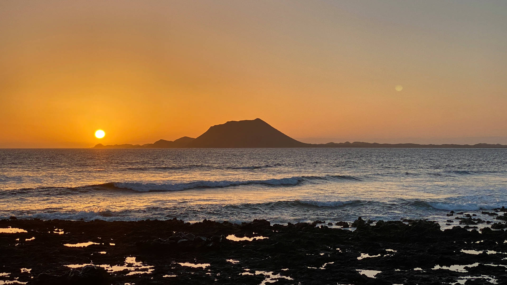 6:48 Uhr – die Sonne geht über der Isla de Lobos auf.