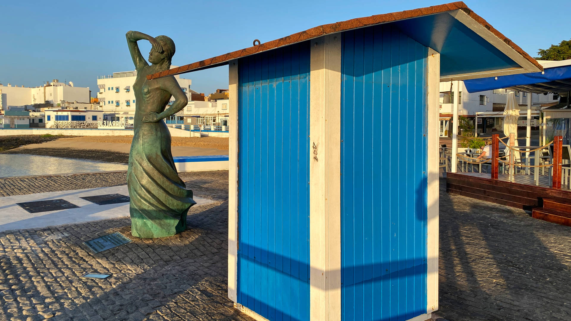 Einsam liegt der Playa de la Clavellina in der Morgensonne.