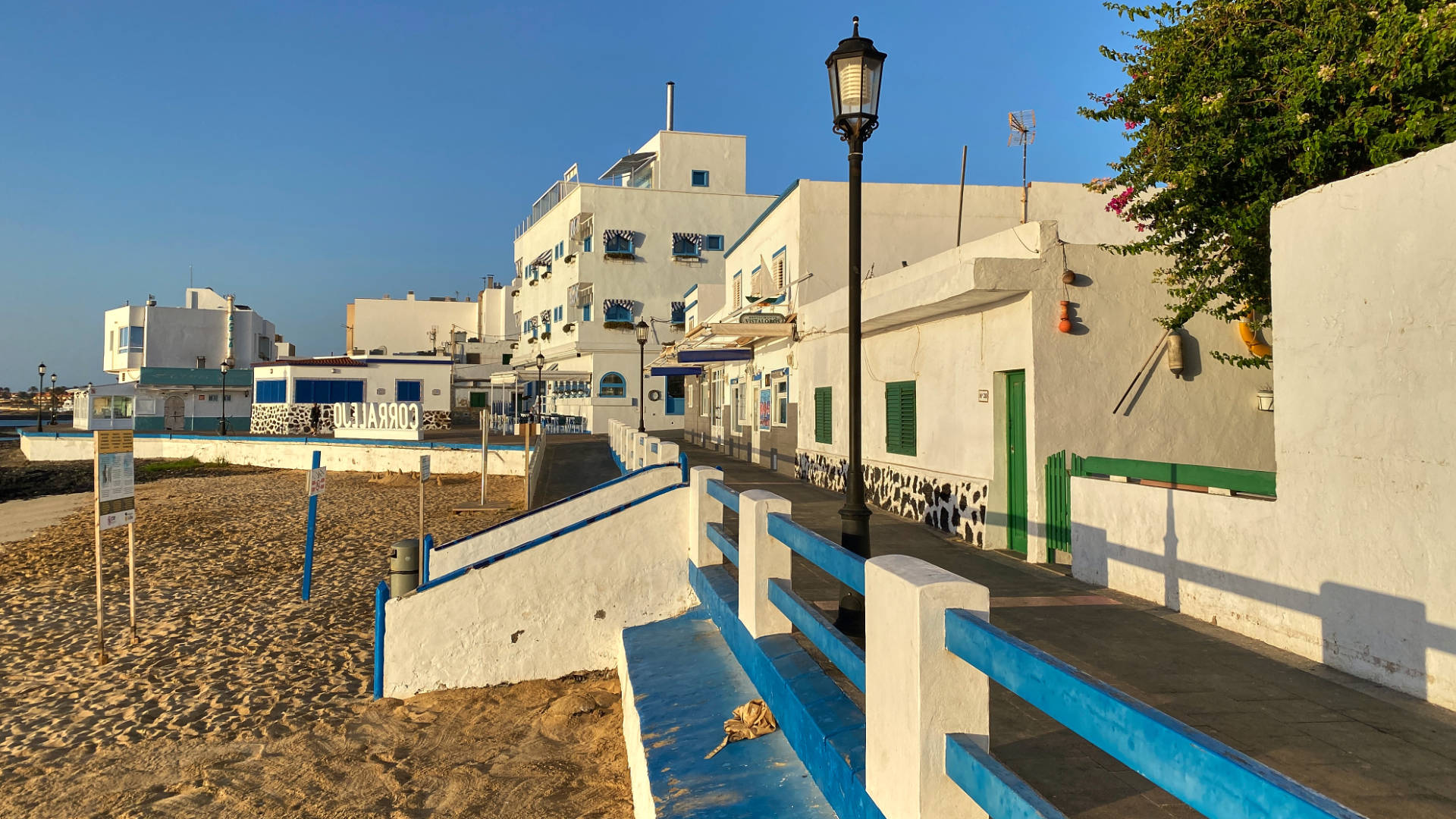 Einsam liegt der Playa de la Clavellina in der Morgensonne.