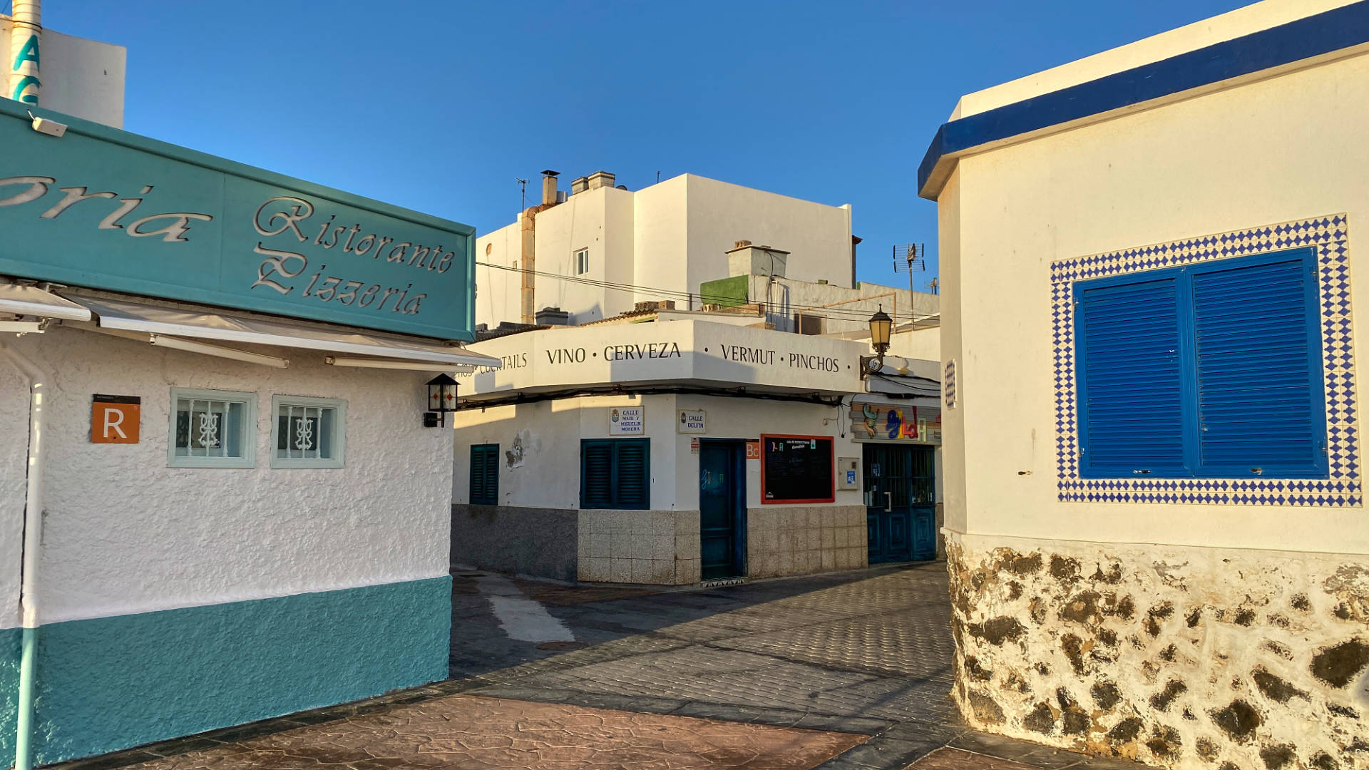 Die ersten Sonnenstrahlen fallen in das Casco von Corralejo.