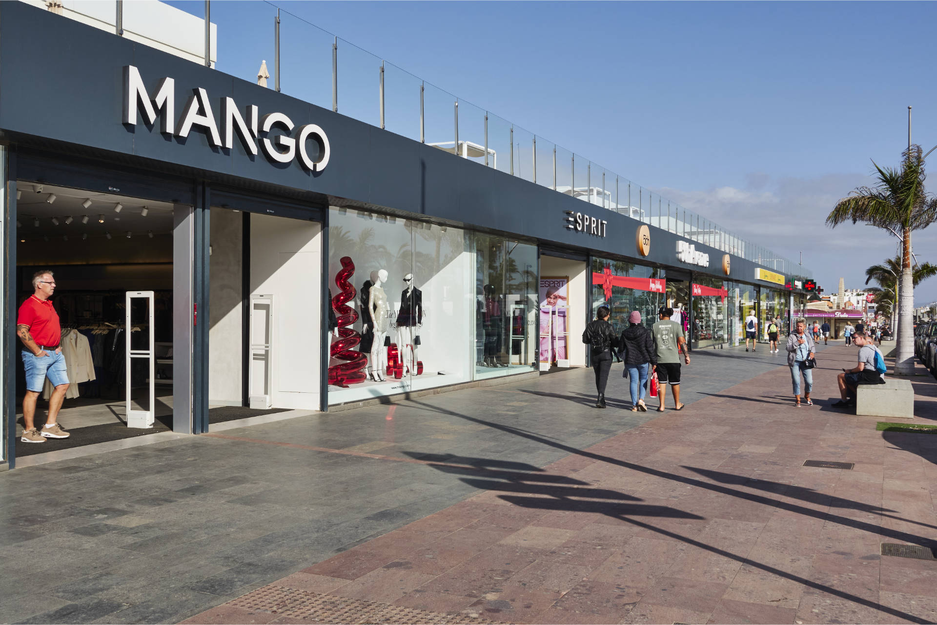 Einkaufsstrasse Av. Ntra. Señora del Carmen Corralejo Fuerteventura.