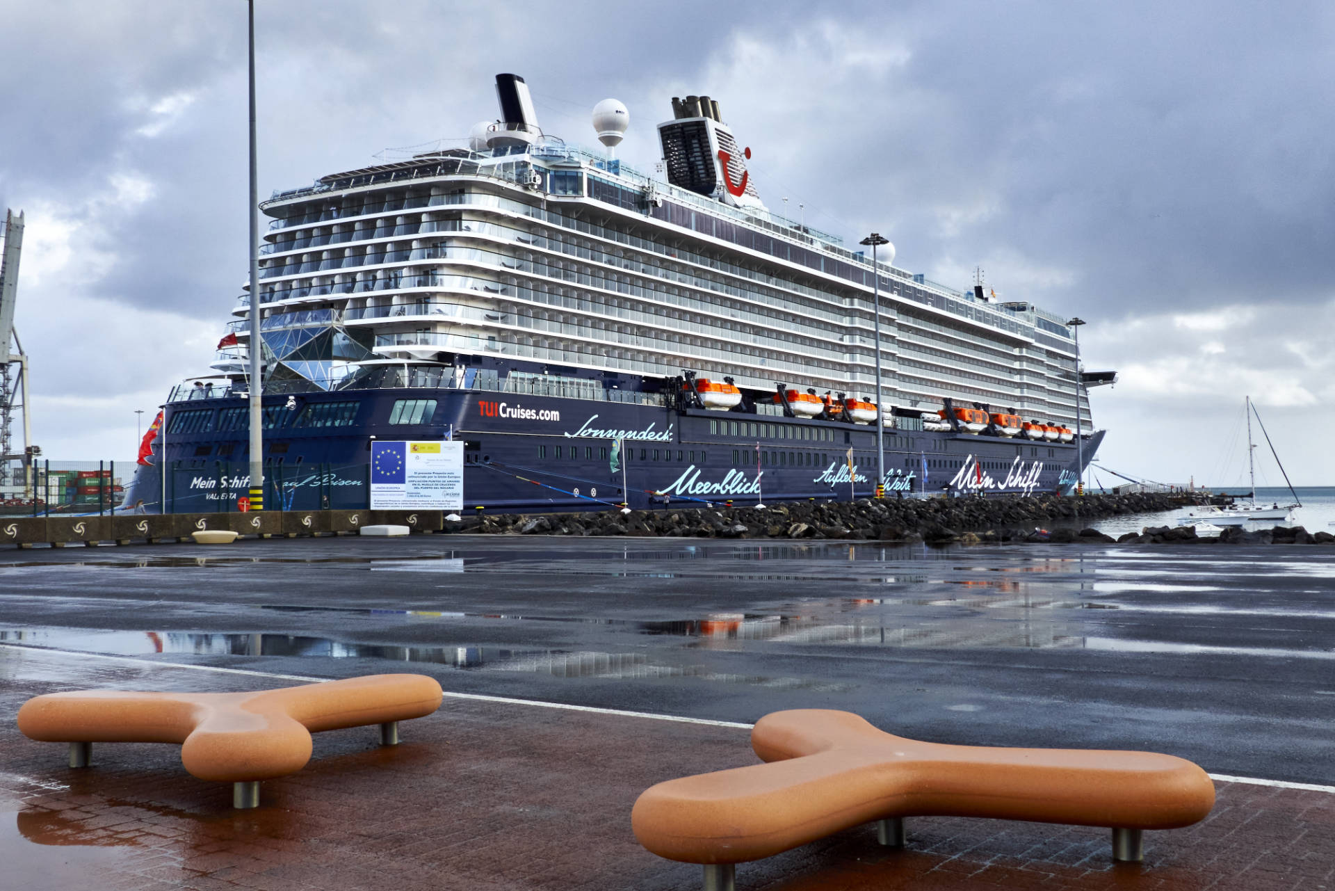 Mein Schiff von TUI im Hafen von Puerto del Rosario Fuerteventura.