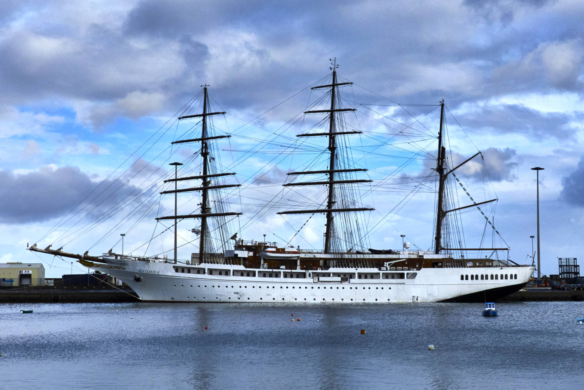 Sea Cloud II der Sea Cloud Cruises im Hafen von Puerto del Rosario Fuerteventura.