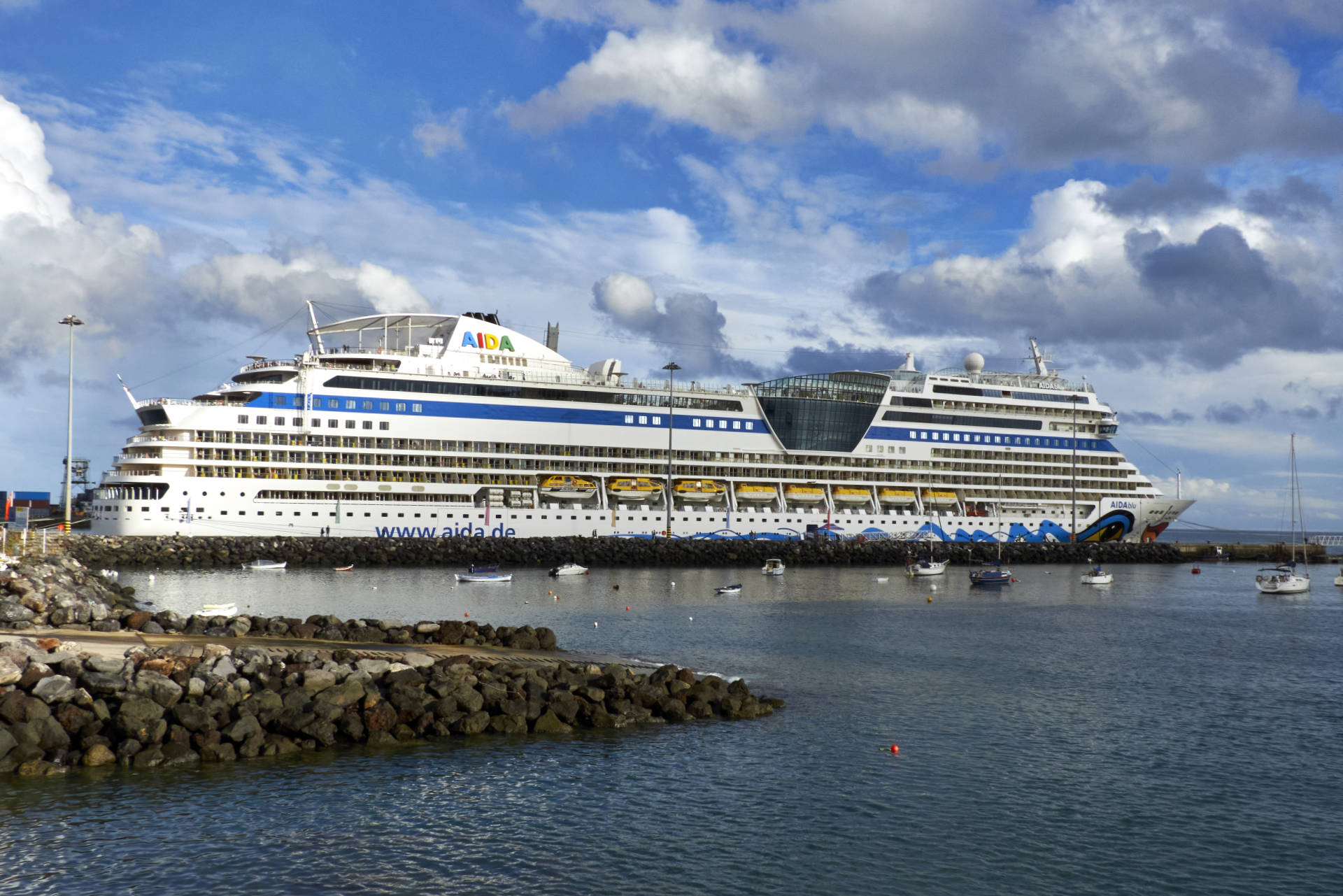 AIDAsol im Hafen von Puerto del Rosario Fuerteventura.