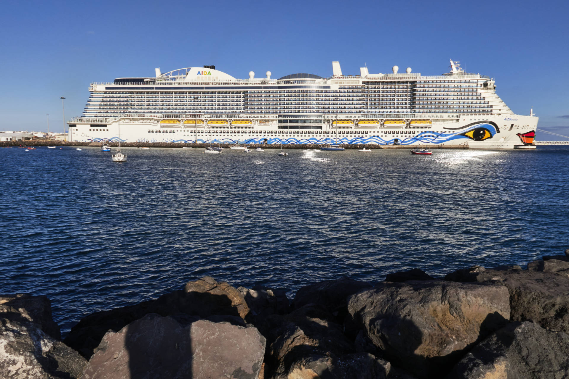 AIDAnova im Hafen von Puerto del Rosario Fuerteventura.