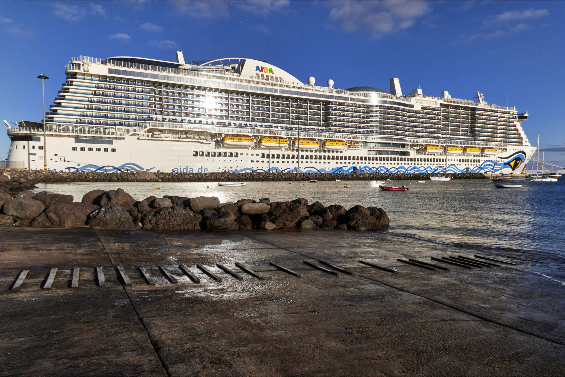 AIDAsol im Hafen von Puerto del Rosario Fuerteventura.