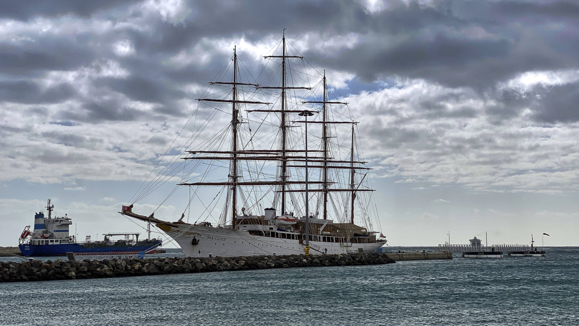 Sea Cloud II der Sea Cloud Cruises im Hafen von Puerto del Rosario Fuerteventura.