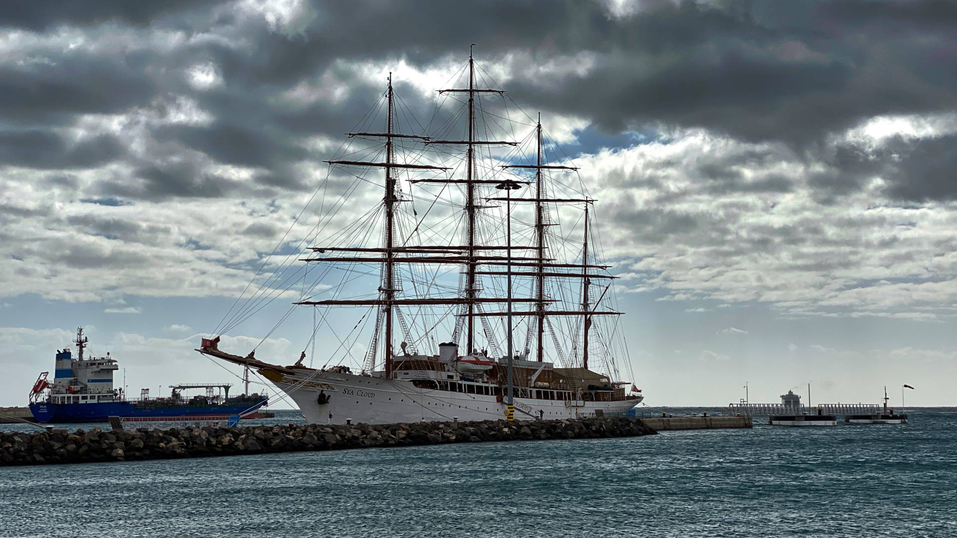 Das Luxuskreuzfahrtschiff Sea Cloud im Hafen von Puerto del Rosario.