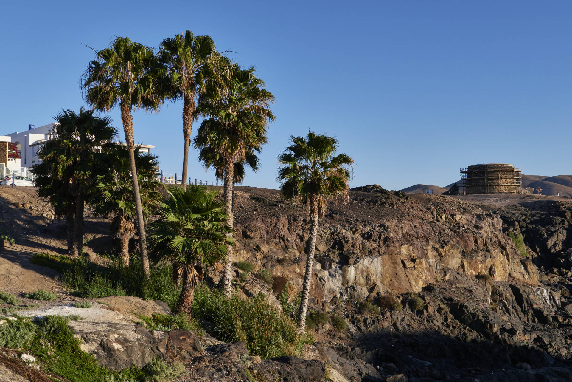 Der Torre de El Tostón über dem Hafen von El Cotillo Fuerteventura.