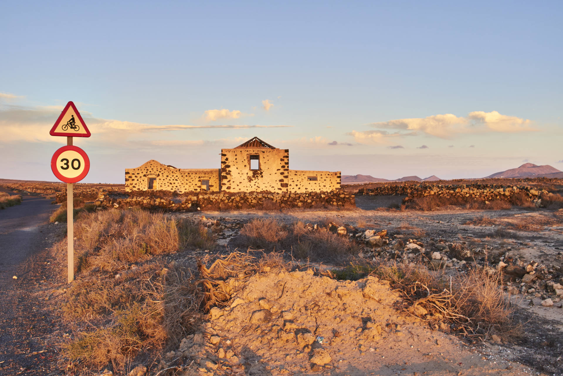 La Casa de la Costilla des Cabrera Manrique de Lara 2014, bevor sie von Vandalen mit Graffiti beschmiert wurde.