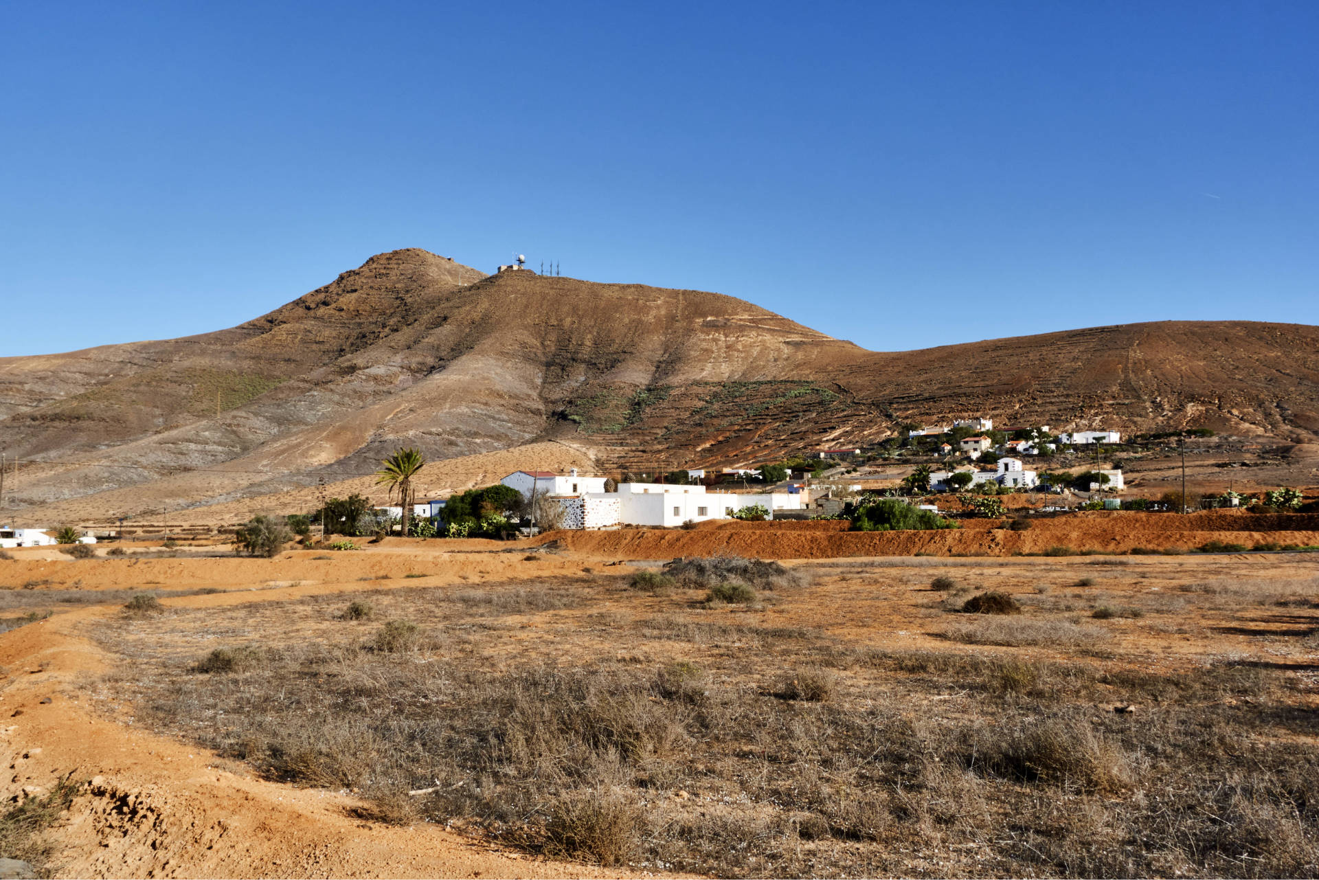 Der Ort La Matilla auf Fuerteventura im Hintergrund der Montaña de la Muda (694m).