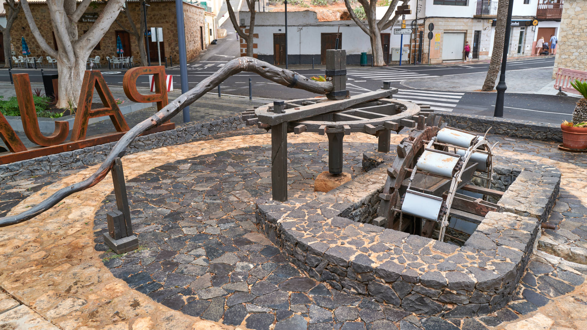 Der historische Brunnen im Casco des Ortes Pájara.