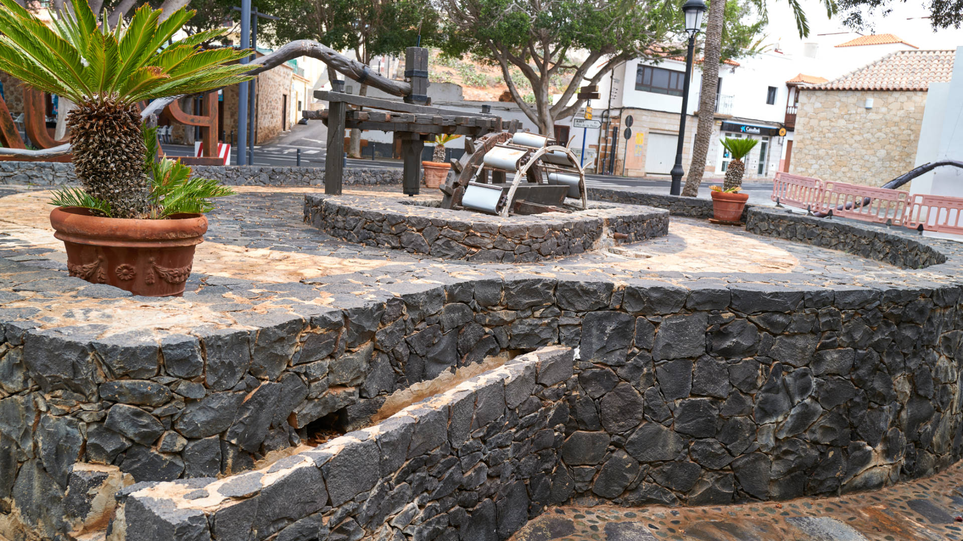 Der historische Brunnen im Casco des Ortes Pájara.