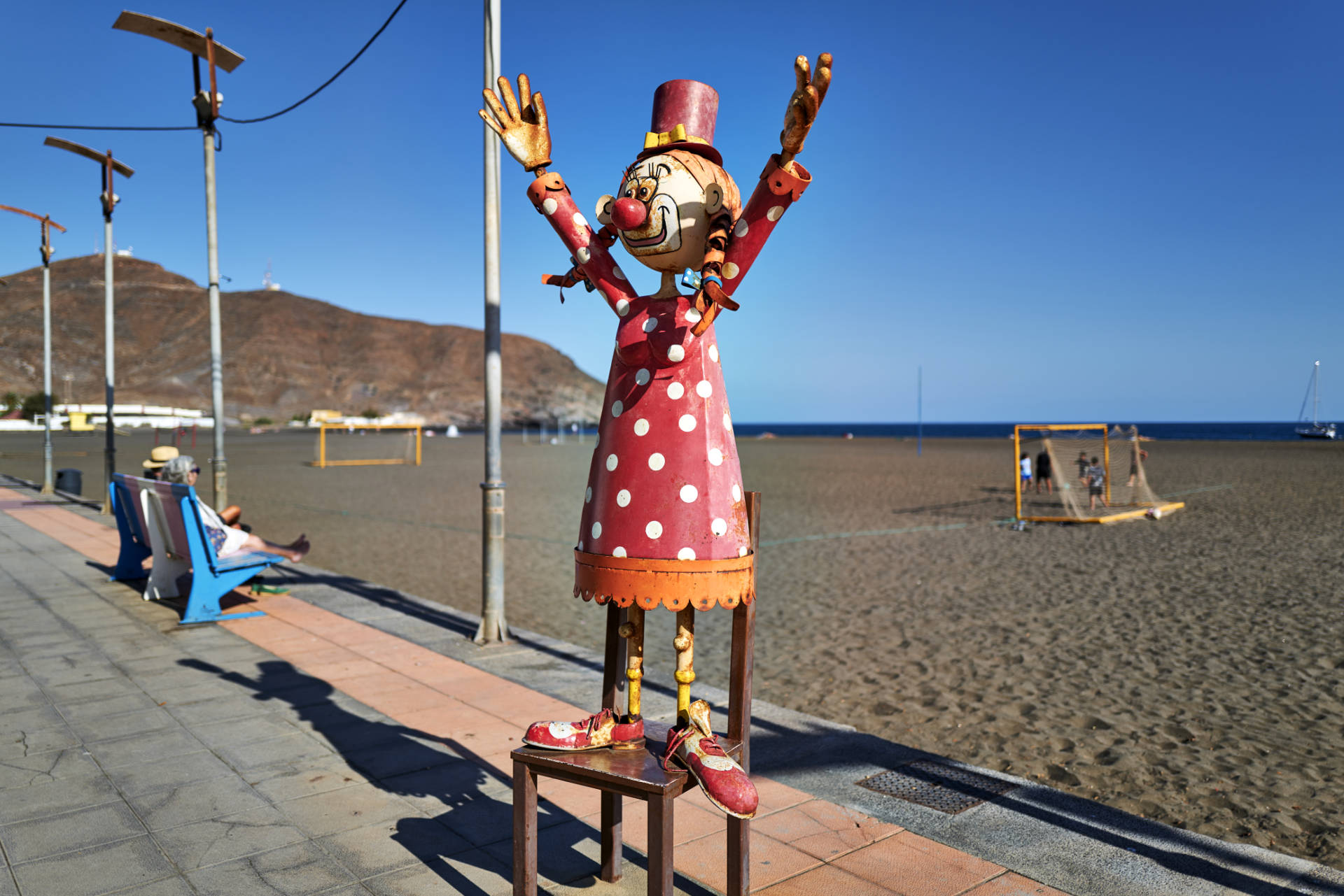 Am paseo marítimo von Gran Tarajal Fuerteventura – das Symbol des int. Clown Festivals "Tran Tran".