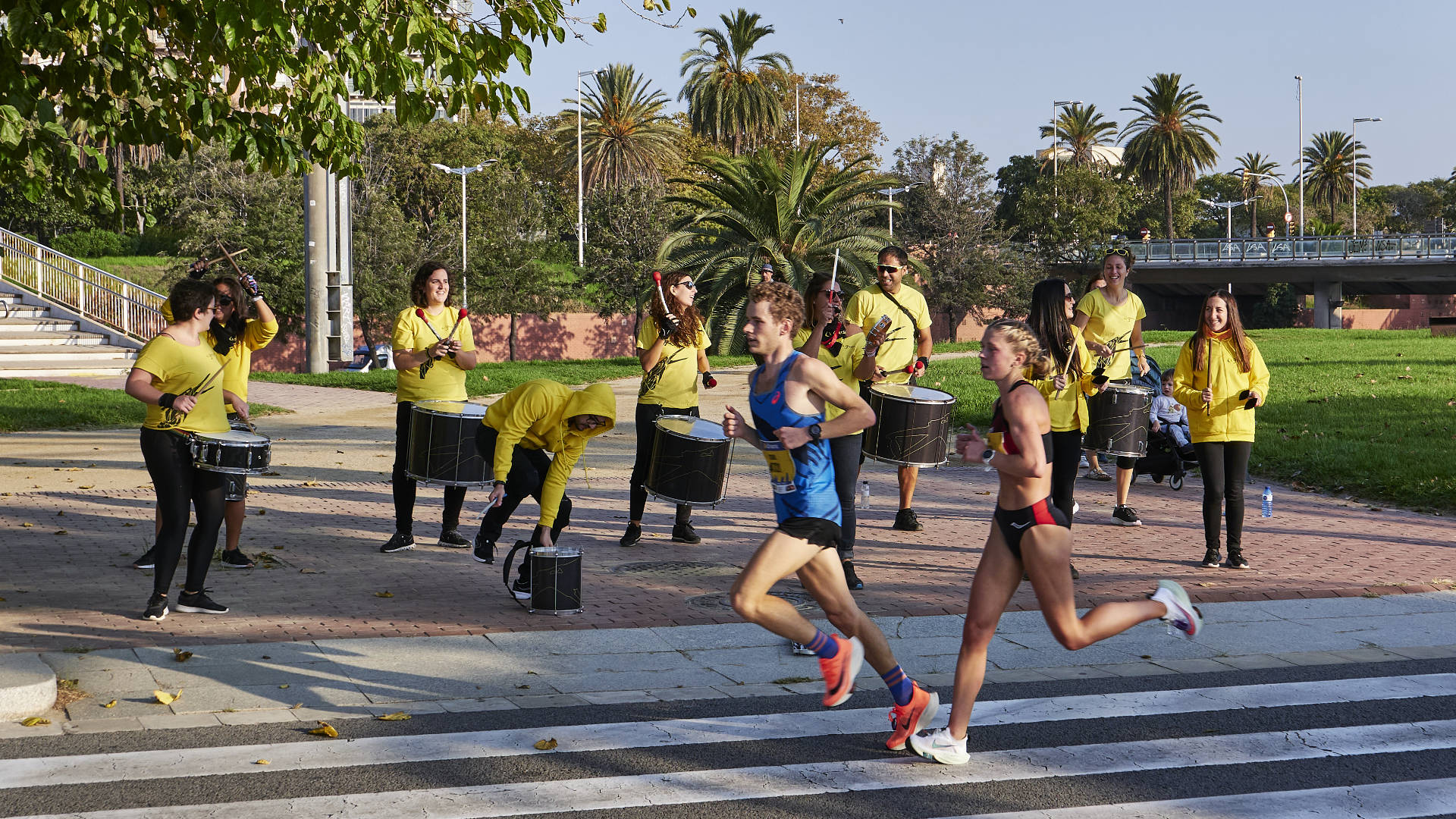 Tamborileros – Barcelona Halbmarathon Oktober 2021 an der Av. del Litoral.