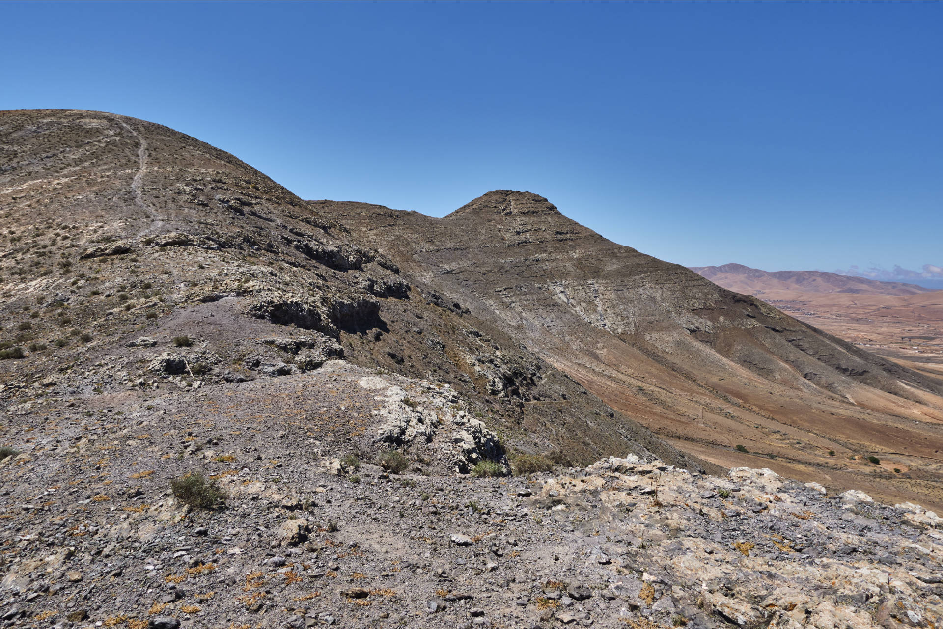 Die Pfadspur vom Pass hinauf zum Morro de Cagadas Blandas (525m).