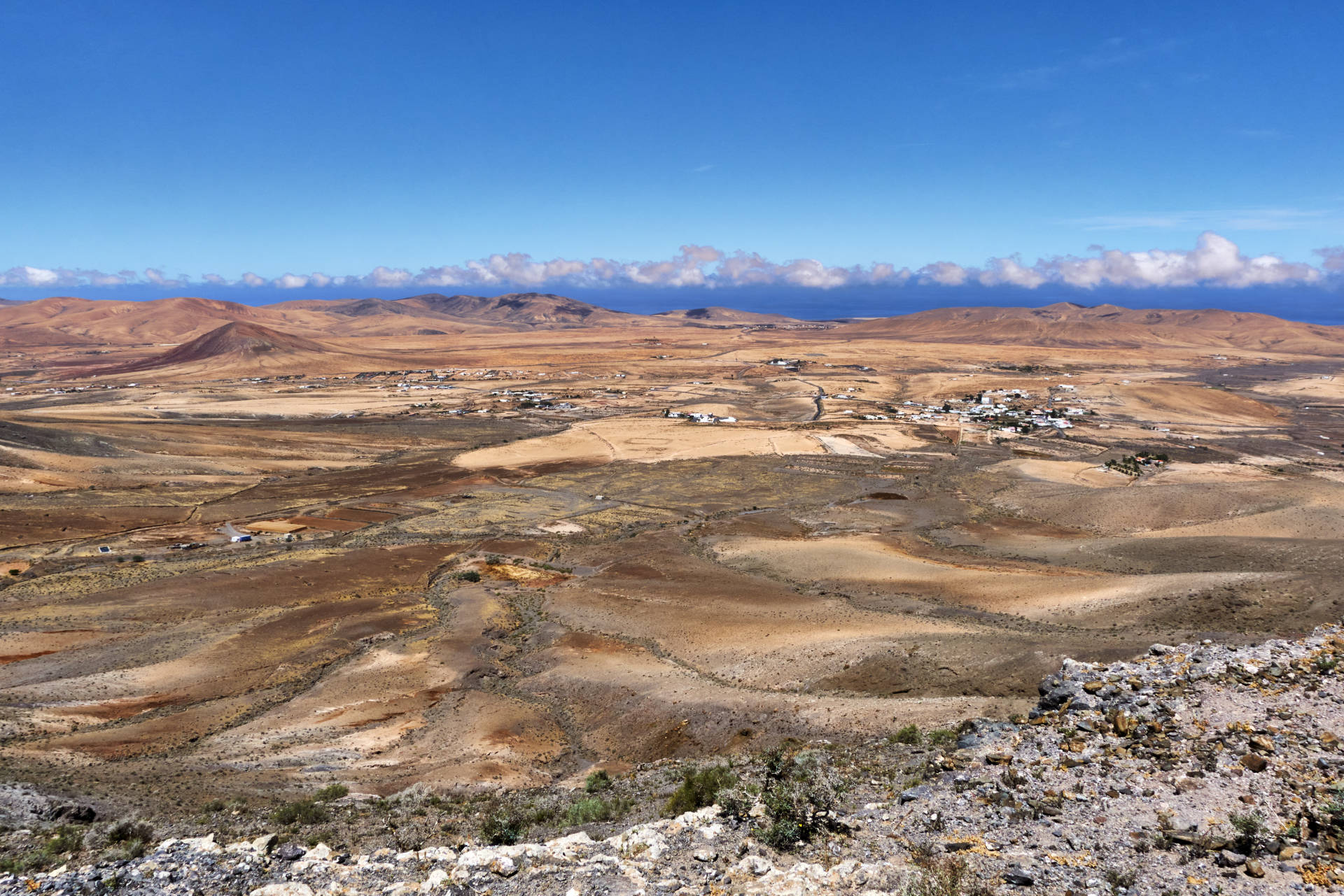 Blick vom Pass über Tefía zur Westküste von Fuerteventura.