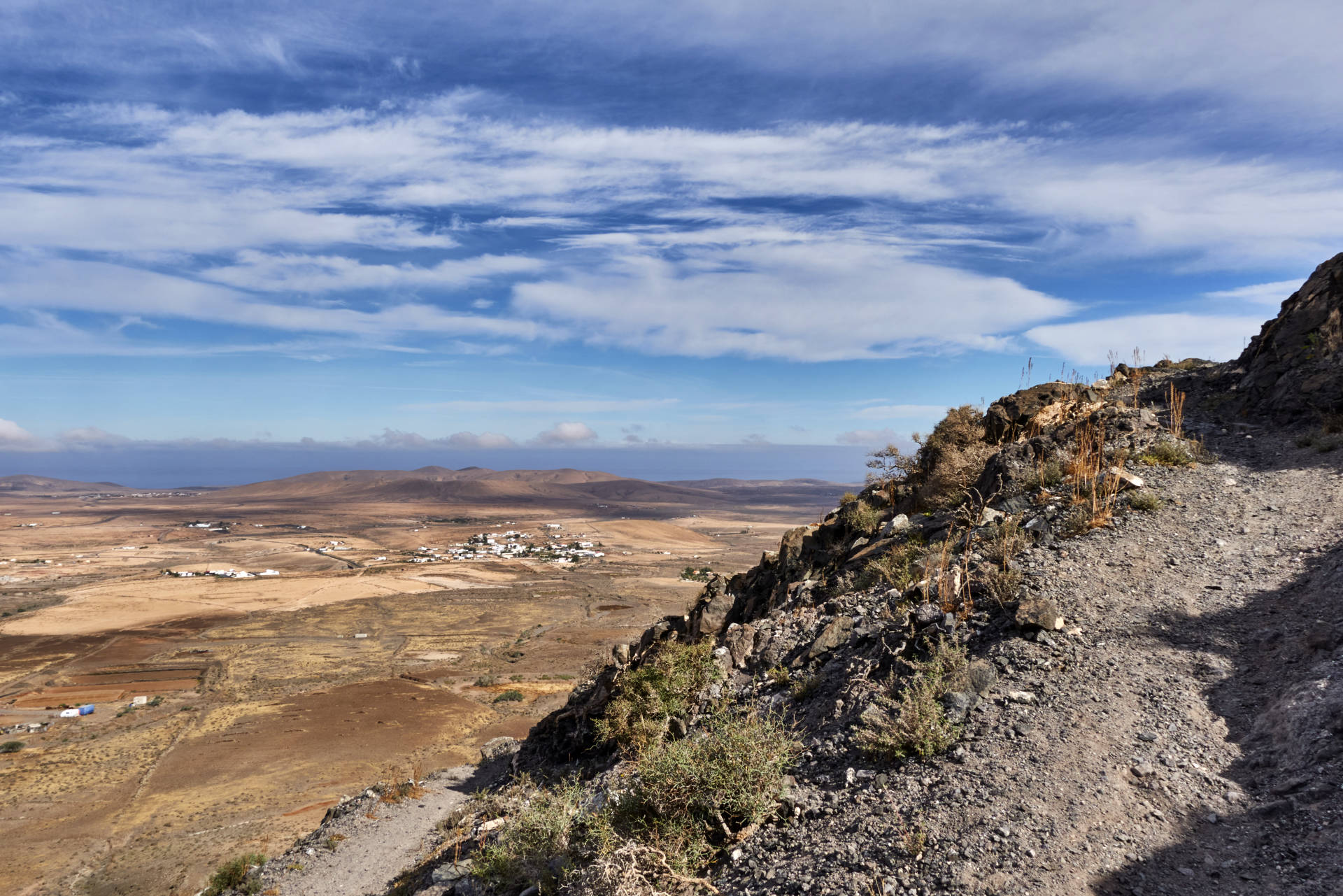 Aussicht vom Wanderweg Richtung Tefía nach Westen über Tefía und die Westküste.