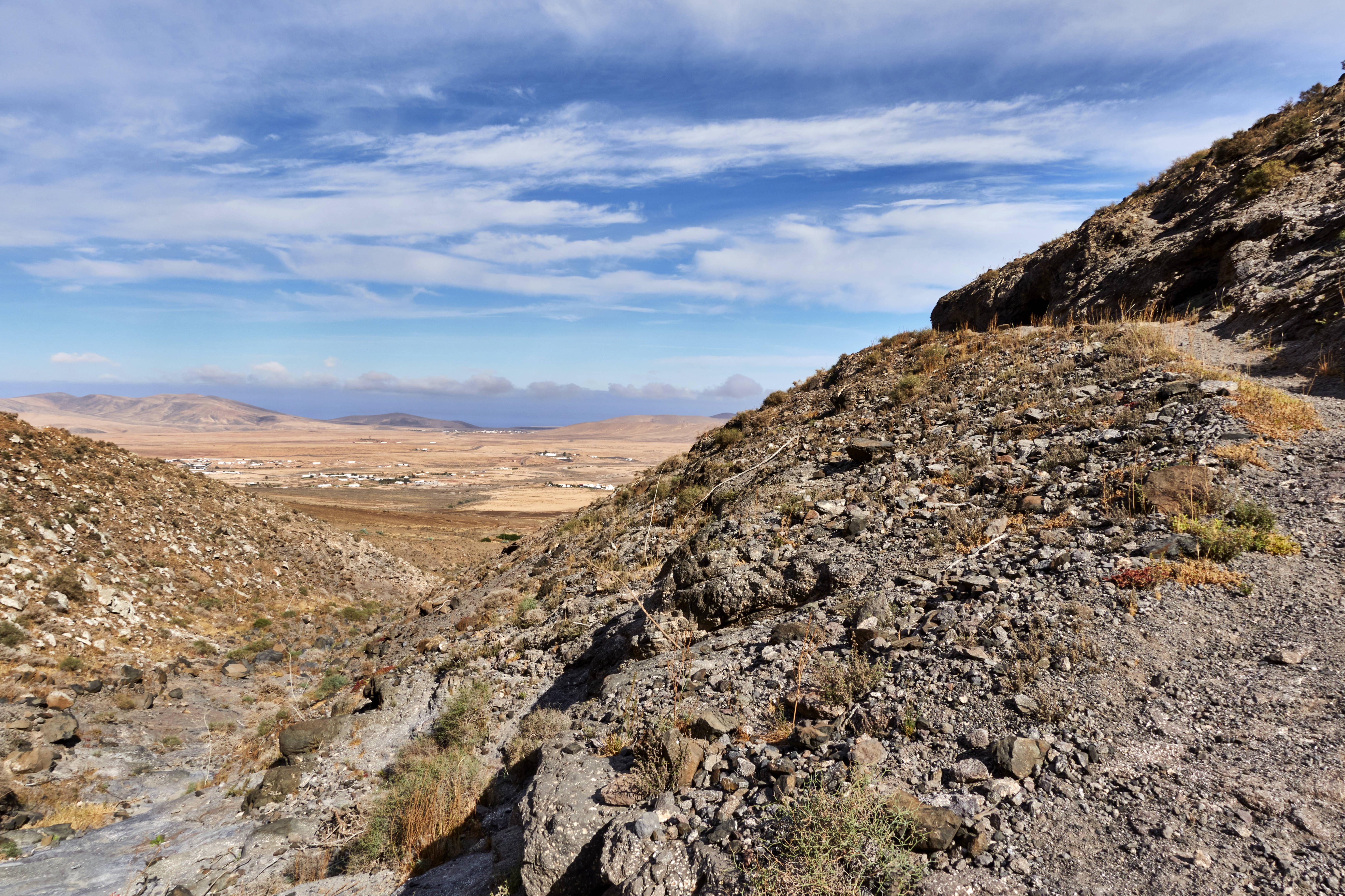 Aussicht vom Wanderweg Richtung Tefía nach Westen über Tefía und die Westküste.