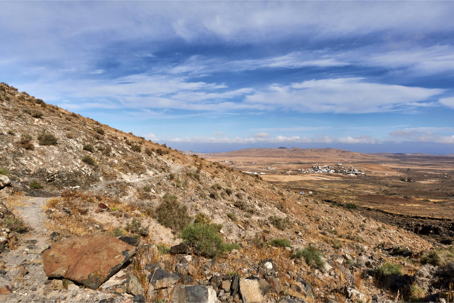 Aussicht vom Wanderweg Richtung Tefía nach Westen über Tefía und die Westküste.