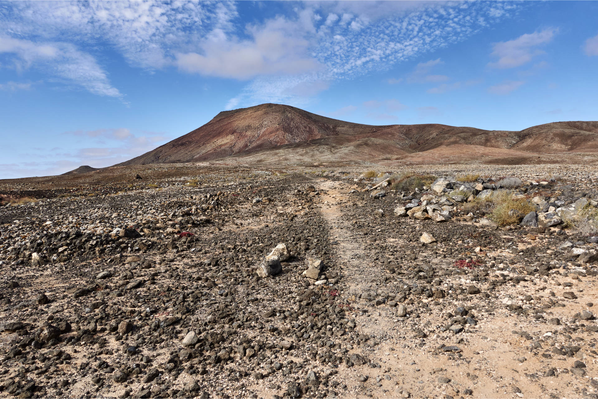 Die Pfadspur hinauf zum Montaña Roja (314m) Fuerteventura.