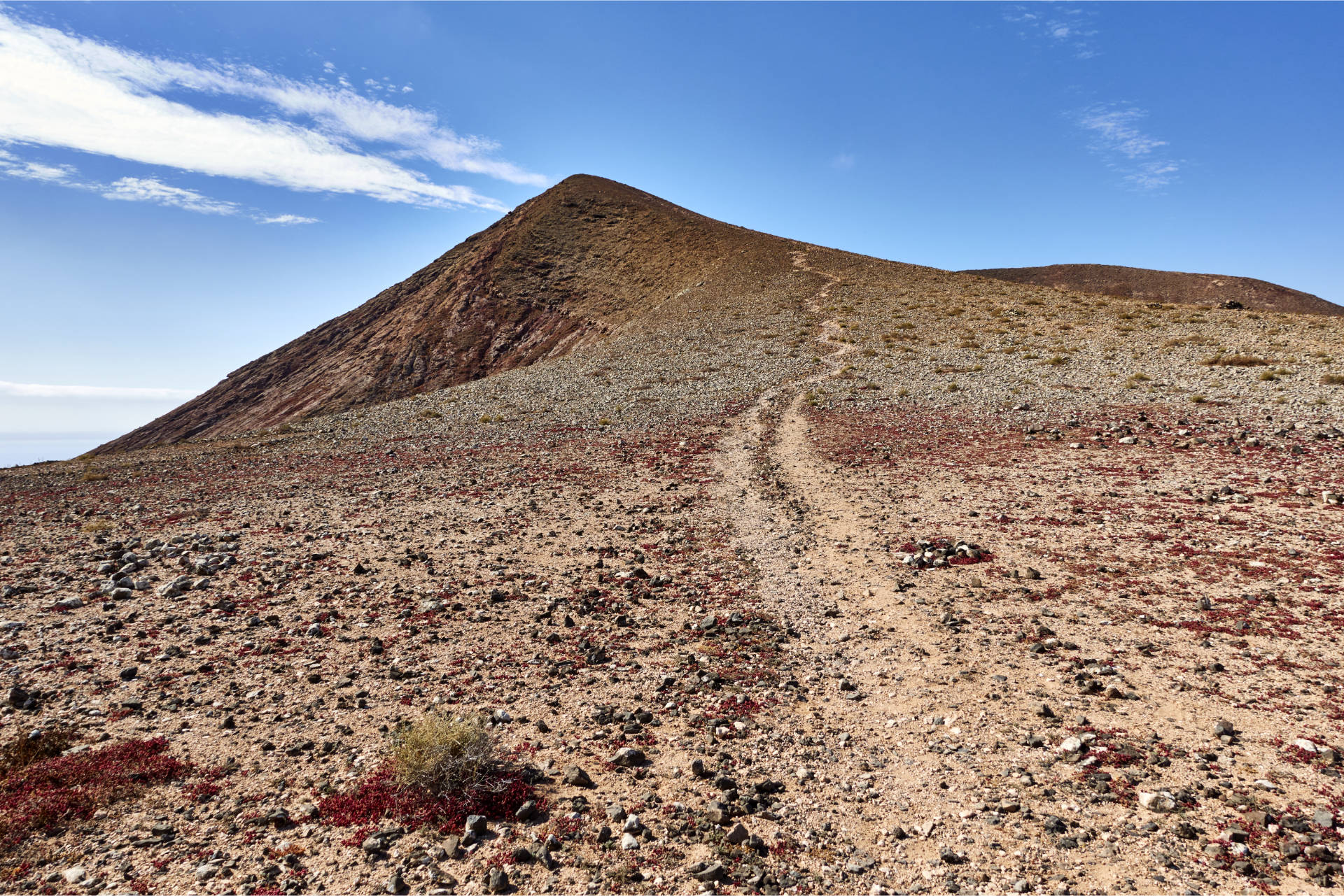 Die Pfadspur hinauf zum Montaña Roja (314m) Fuerteventura.