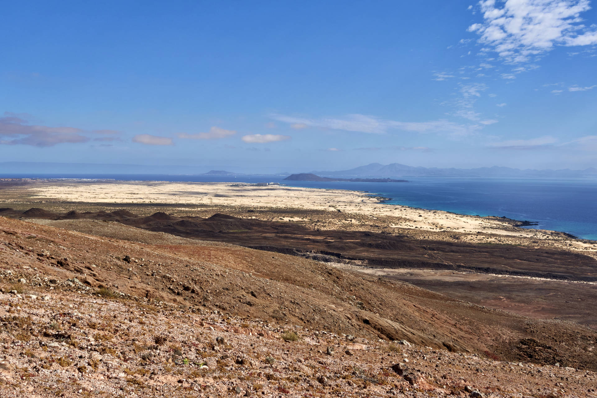 Blick beim Aufstieg auf El Jable, Isla de Lobos und Lanzarote.