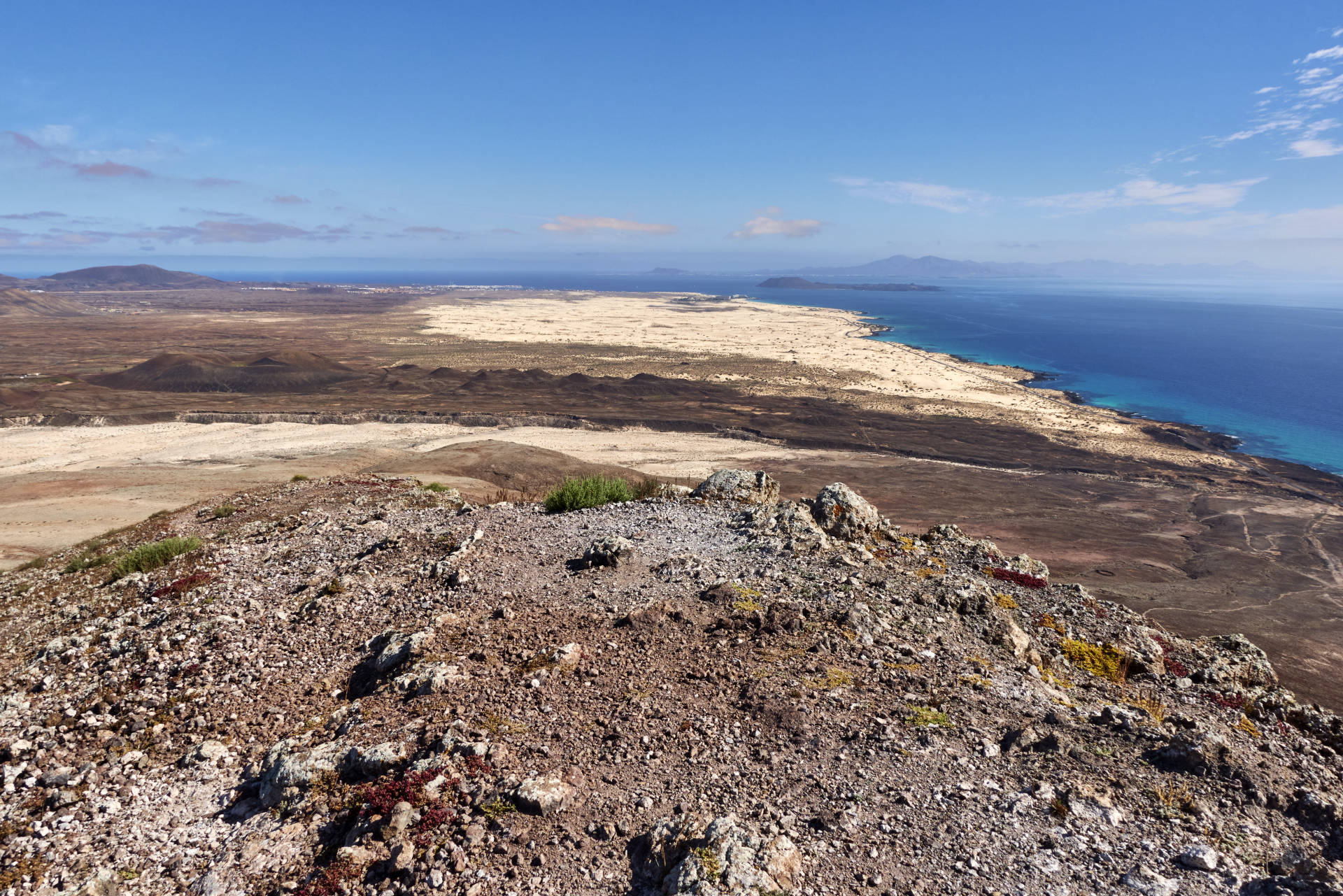 Blick vom Grat auf die Grande Dunas de Corralejo El Jable, Isla de Lobos und Lanzarote.