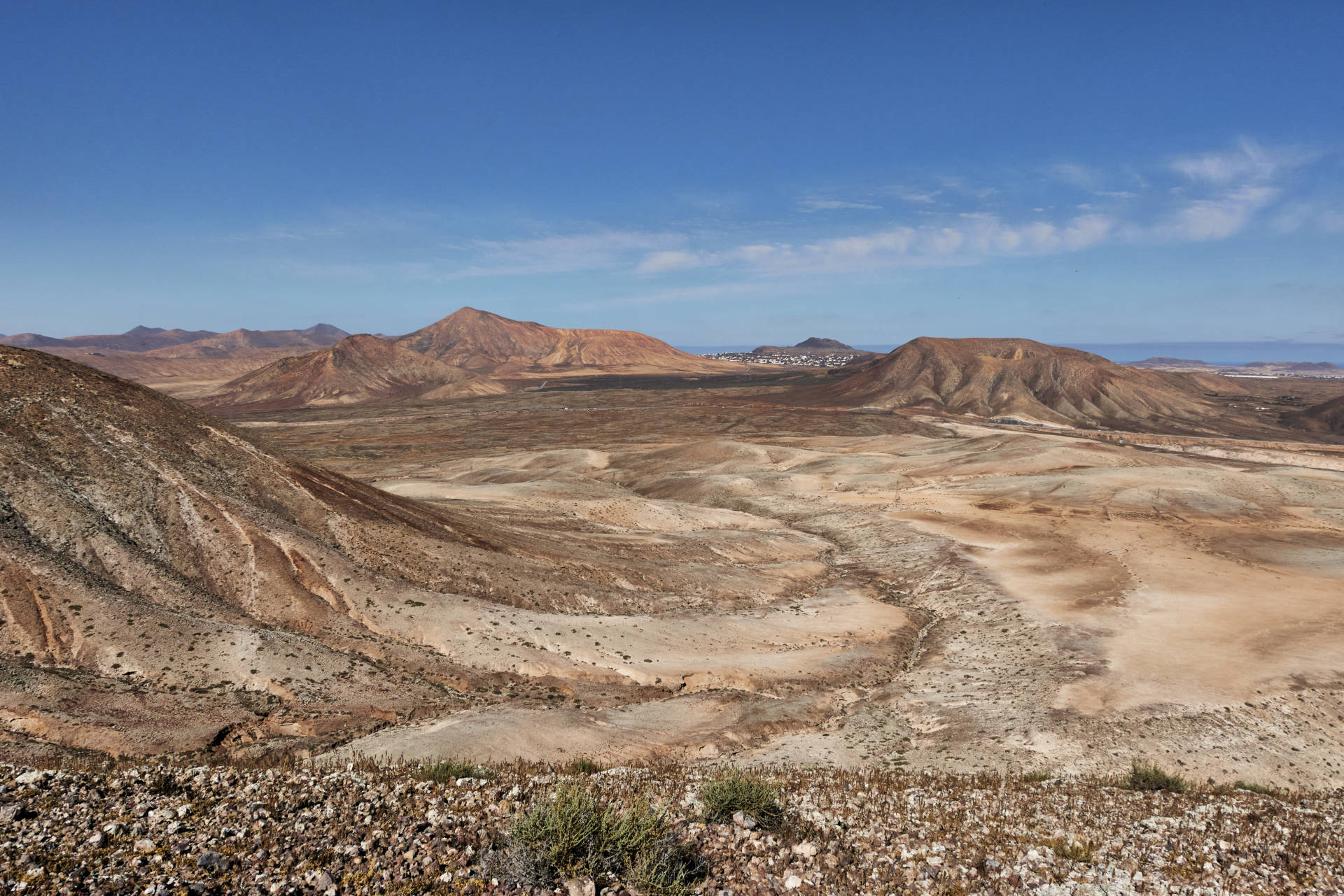 Blick vom Vulkangrat auf den Calderón Hondo (223m), Bayuyo (272m), Montaña de Caldera (127m) Isla de Lobos und Montaña de los Apartaderos (125m).