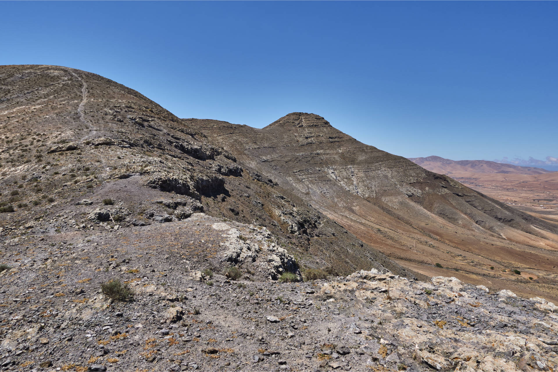 Wandern Fuerteventura – am degollada zwischen Morro de Facay (520m) und Morro de Cagadas Blandas (525m).