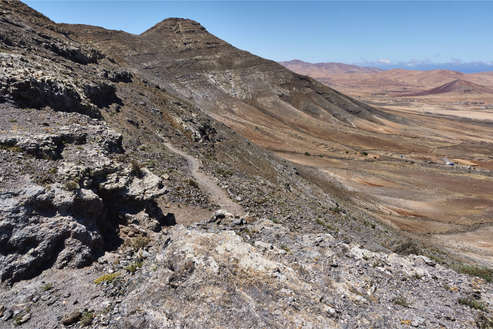 Wandern Fuerteventura – am degollada zwischen Morro de Facay (520m) und Morro de Cagadas Blandas (525m).