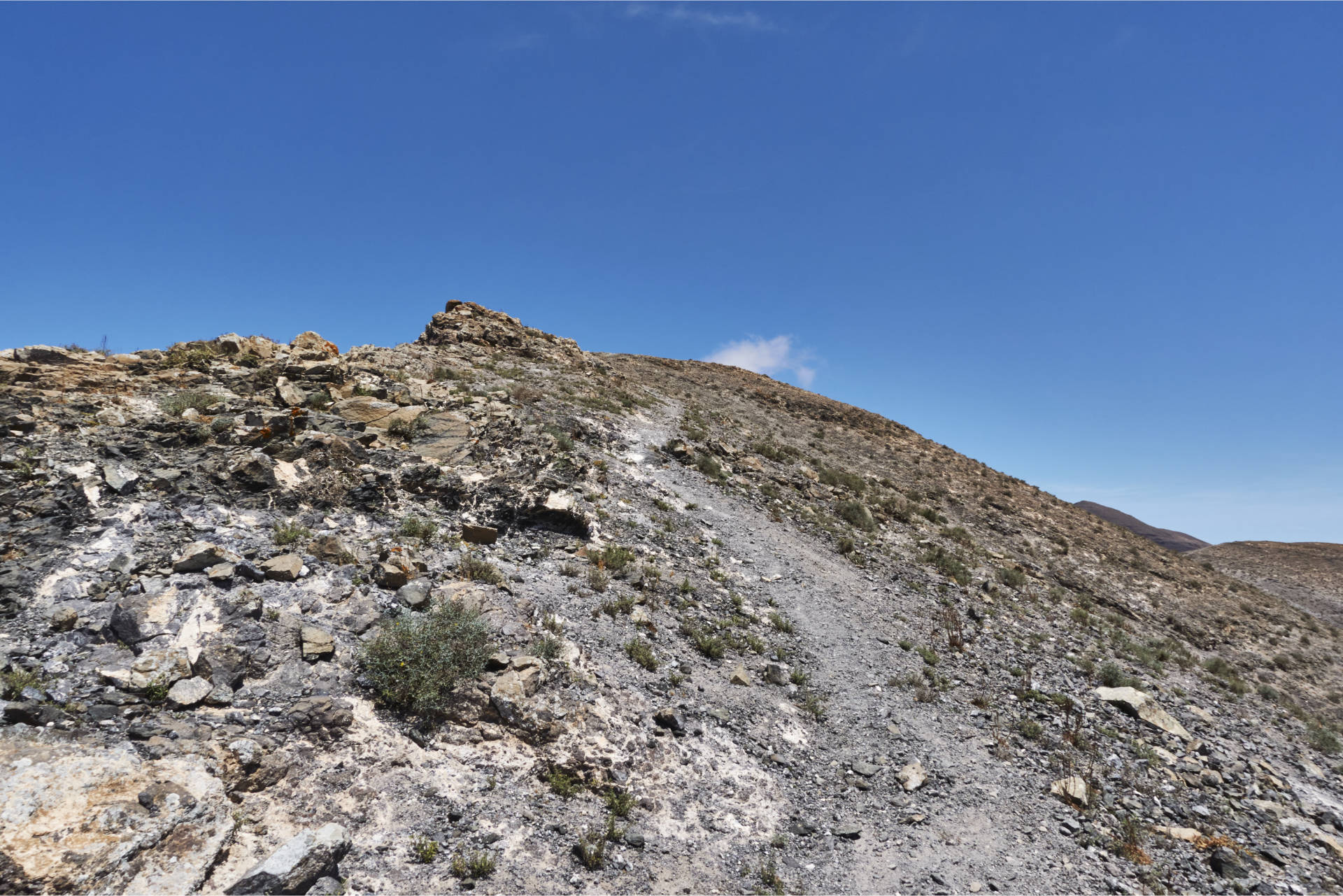 Wandern Fuerteventura – vom degollada hinauf zum Morro de Cagadas Blandas (525m).