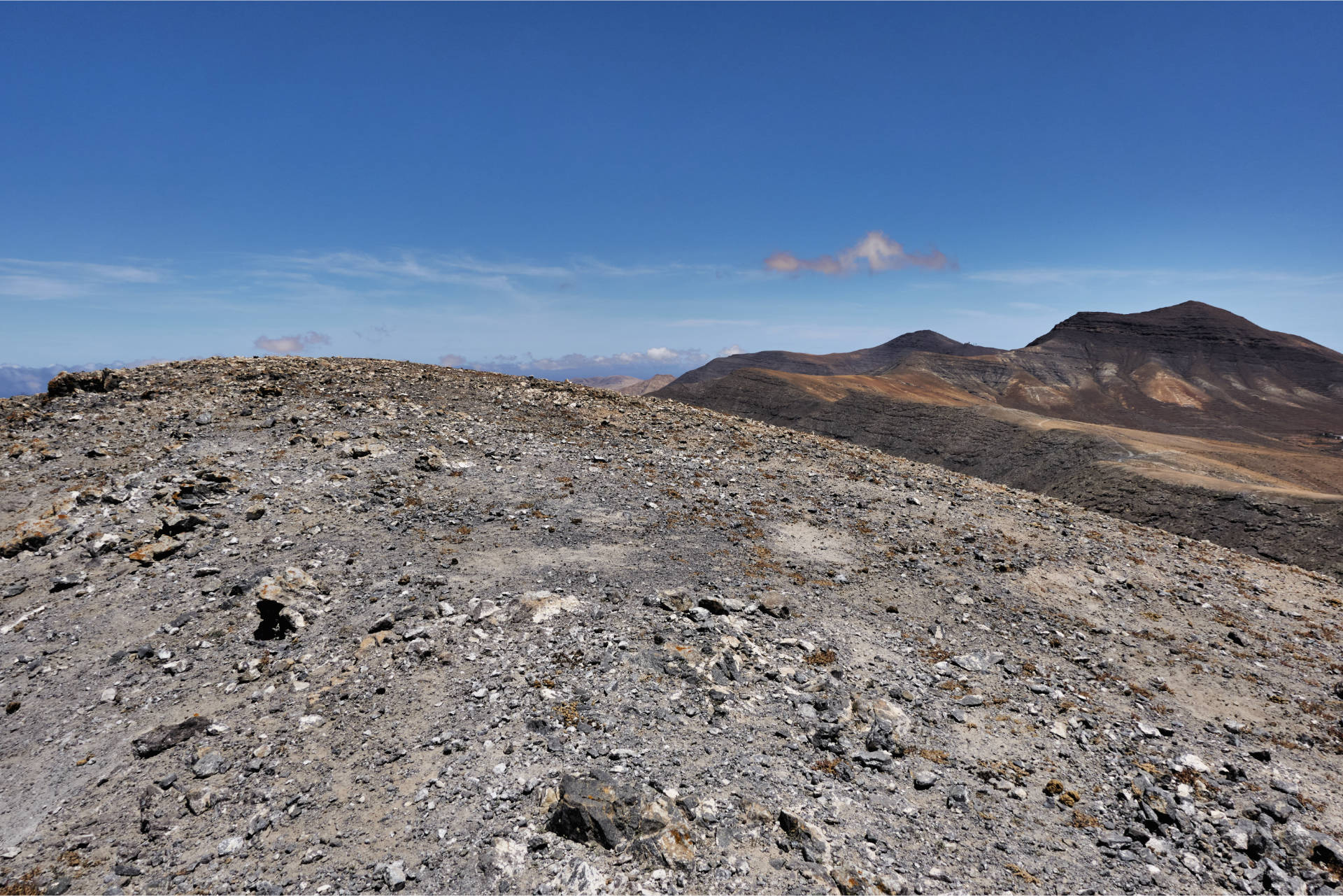 Wandern Fuerteventura – vom degollada hinauf zum Morro de Cagadas Blandas (525m).