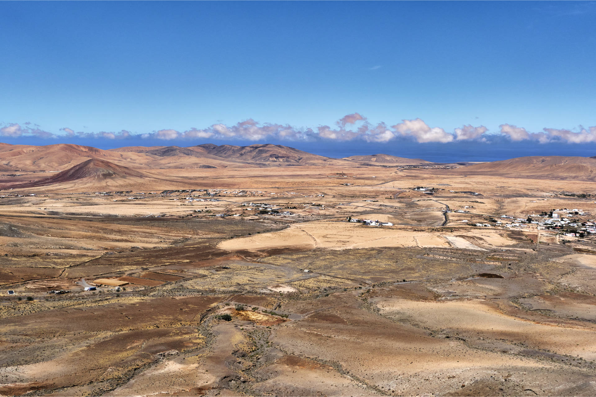 Wandern Fuerteventura – vom degollada hinauf zum Morro de Cagadas Blandas (525m).