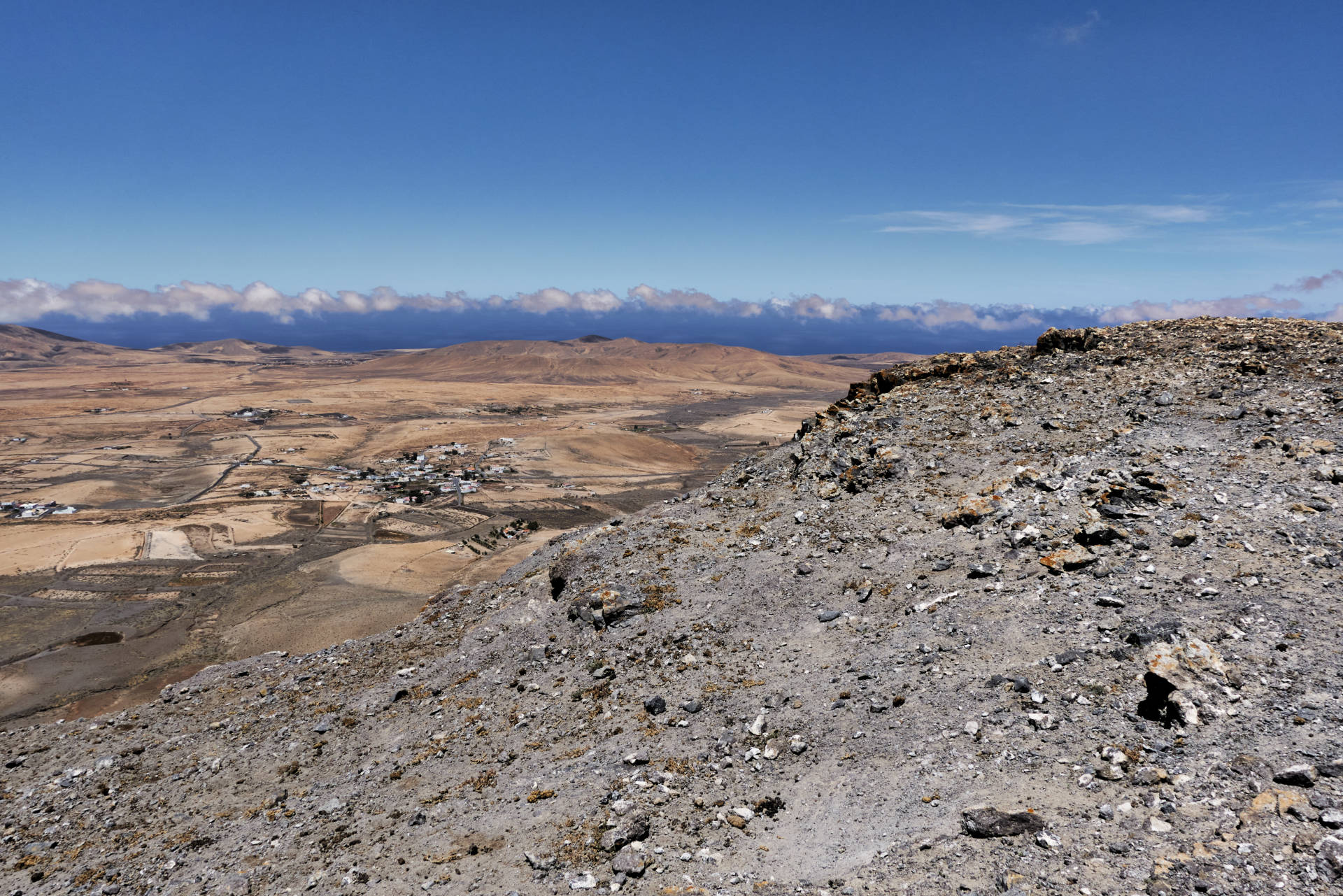 Wandern Fuerteventura – vom degollada hinauf zum Morro de Cagadas Blandas (525m).