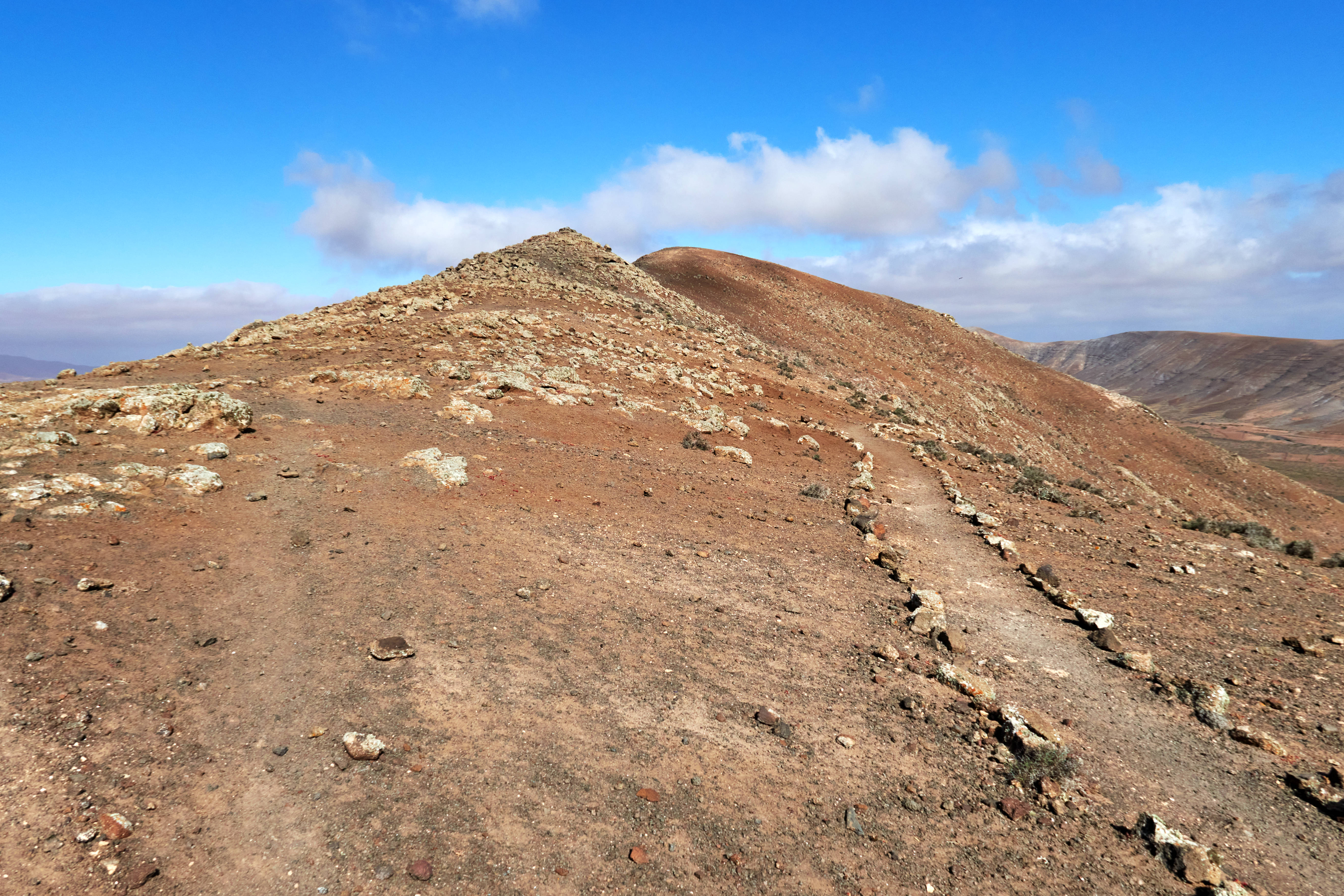 Ankunft am Degollada de la Sargenat – Blick Richtung Morro de la Galera, der hinter den Hügeln liegt.