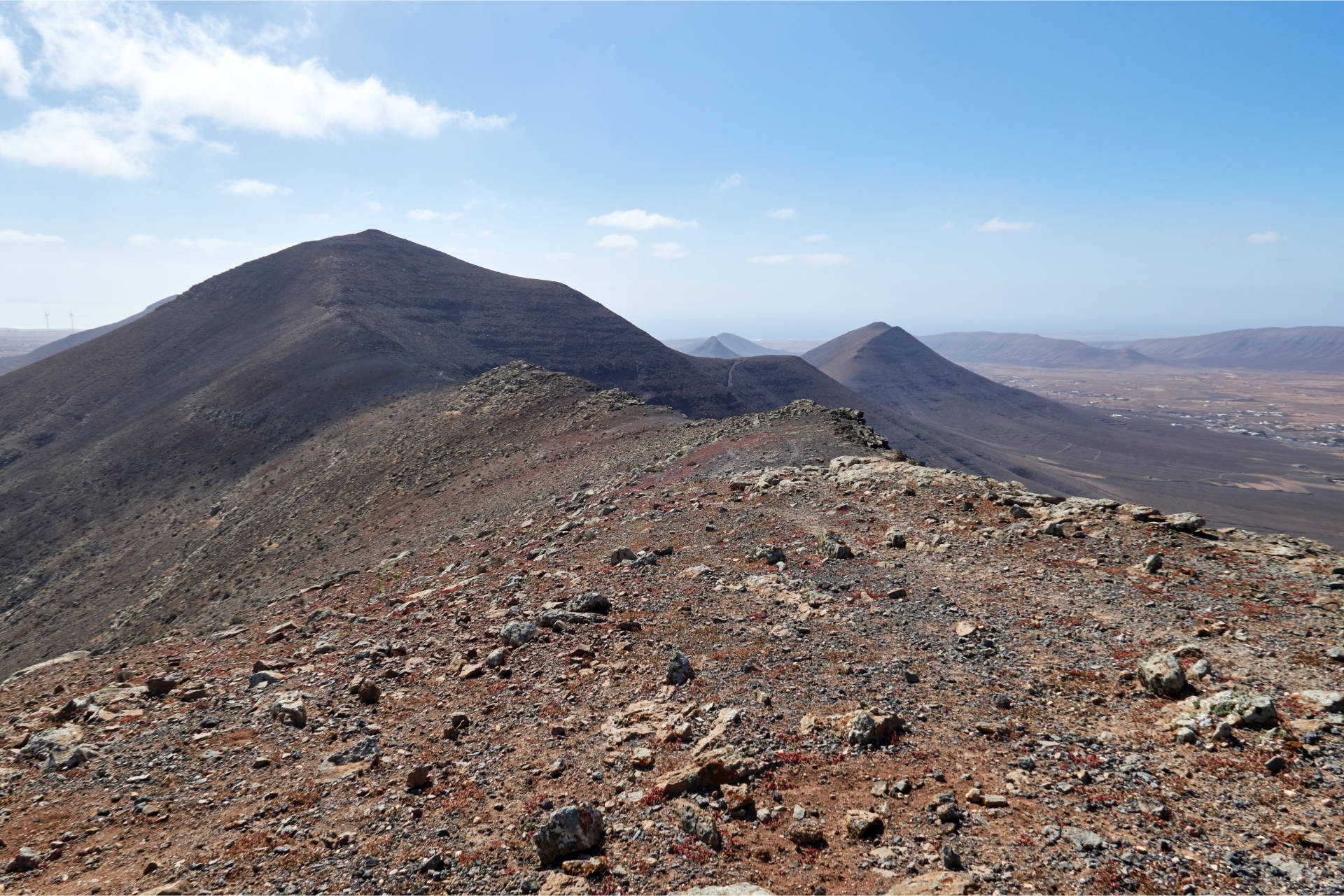 Blick zurück über den Trail Richtung Degollada de la Sargenta und Morro de la Antalaya.