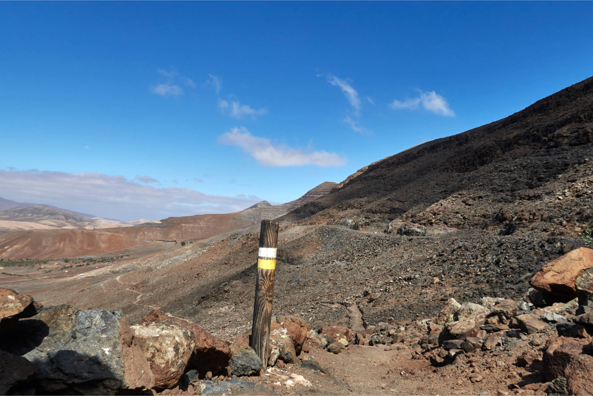 Nach den Serpentinen – schneller Trail durch die Bergflanke.