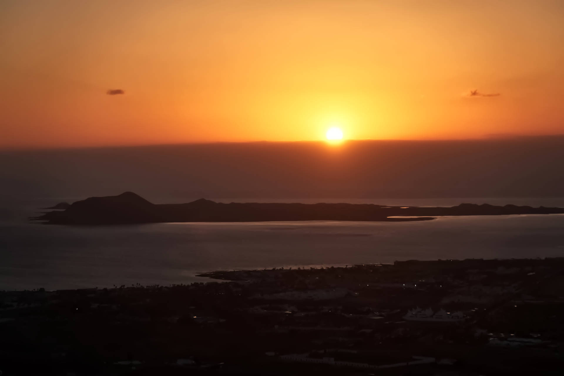 Sonnenaufgang über der Isla de Lobos, links Montaña de la Cladera mit Gipfel Caldera los Lobos (123m).