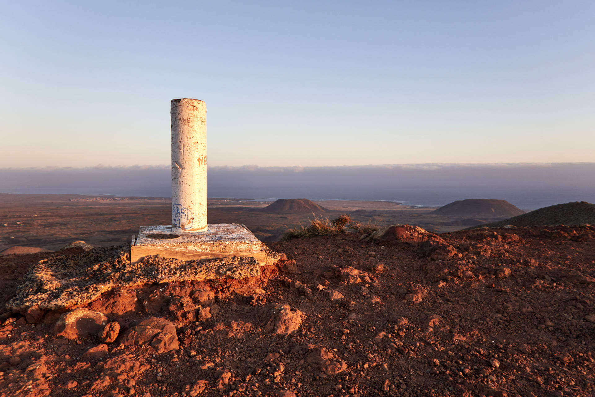 Blick vom Bayuyo zum Northshore – links Montaña Lomo Blanco (145m), rechts Montaña de la Mancha (146m).