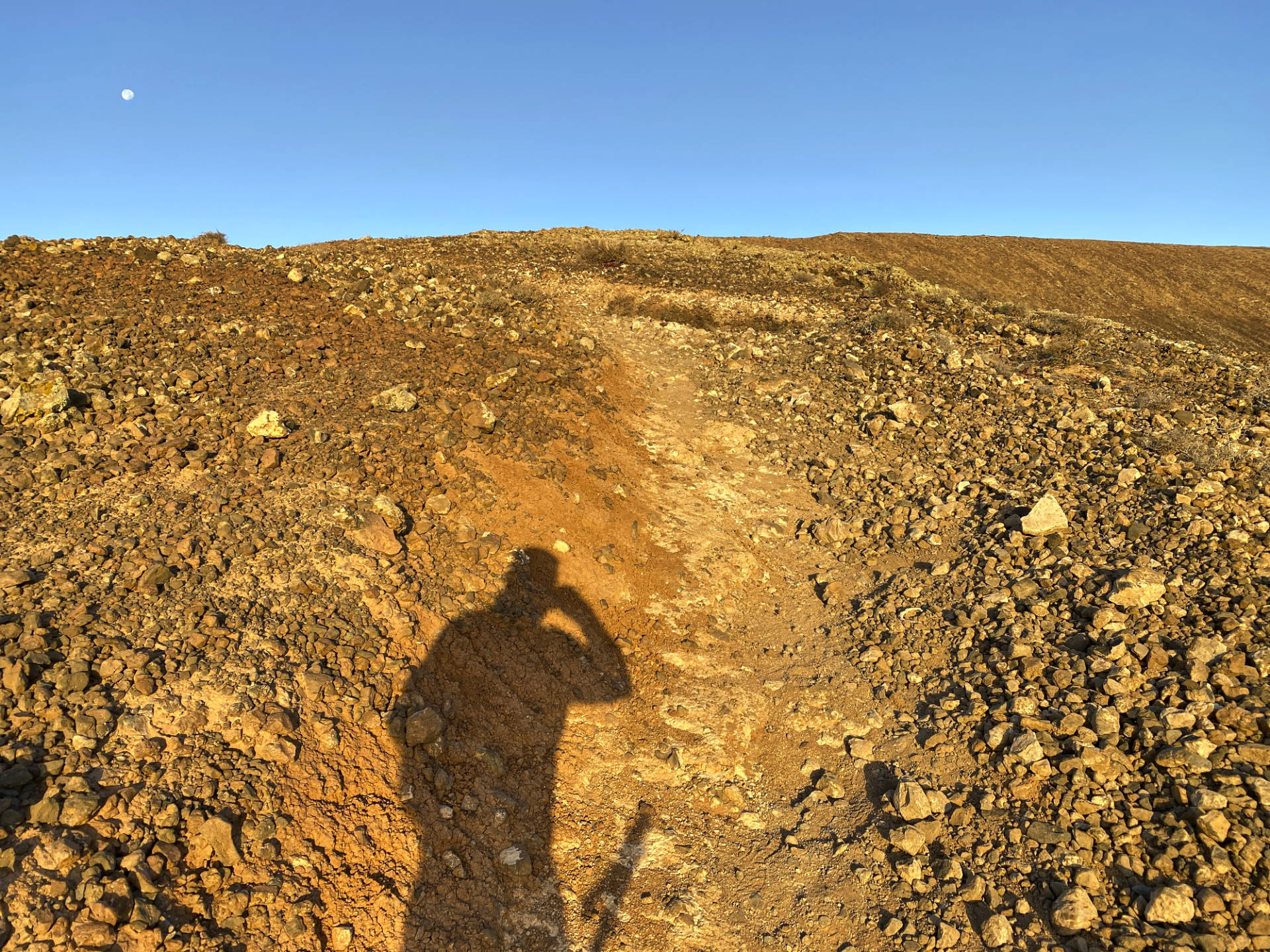 Entlang des Nordgrats des Montaña San Rafael zurück nach Corralejo.