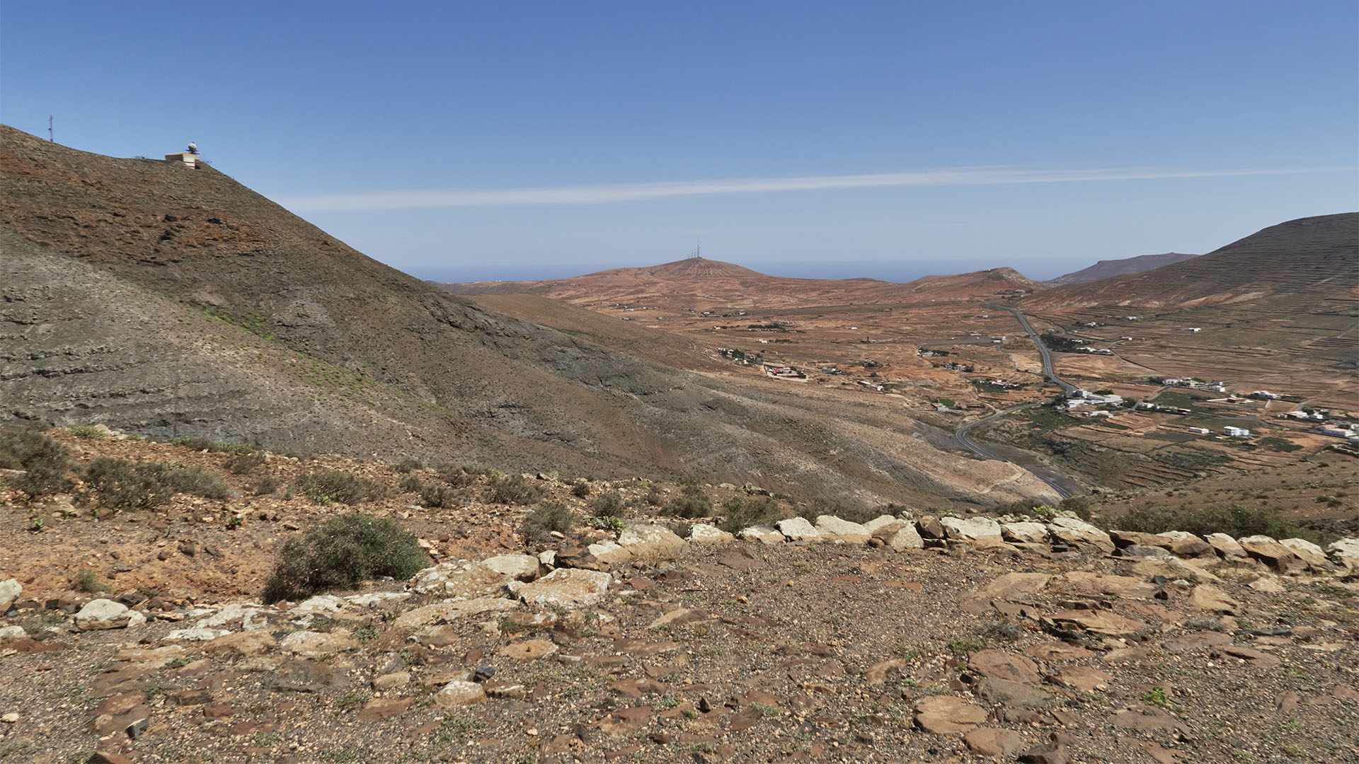 Blick vom Aussichtspunkt 1 auf die Radarstation am Montaña de la Muda und La Matilla.