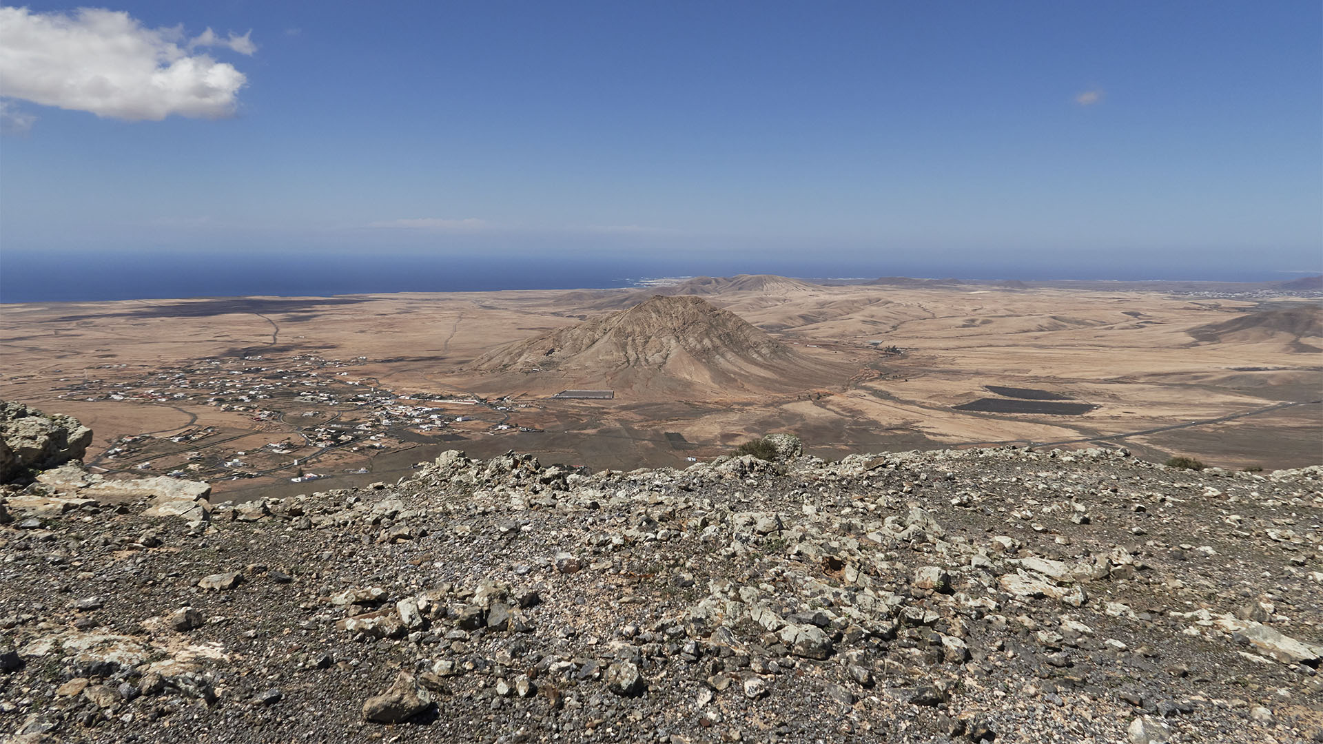 Blick vom Aussichtspunkt 2 auf den Montaña Sagrada de Tindaya.
