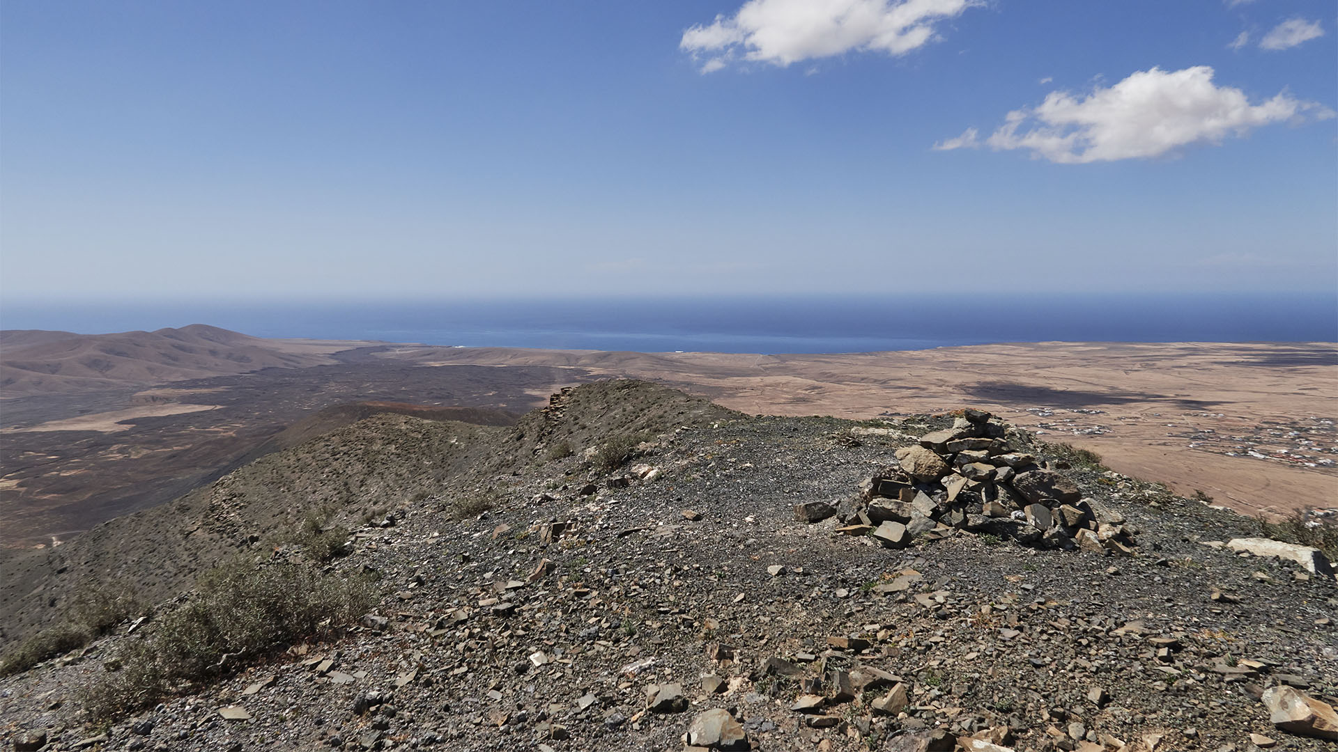 Blick vom Aussichtspunkt 3 auf die Westküste von Fuerteventura.