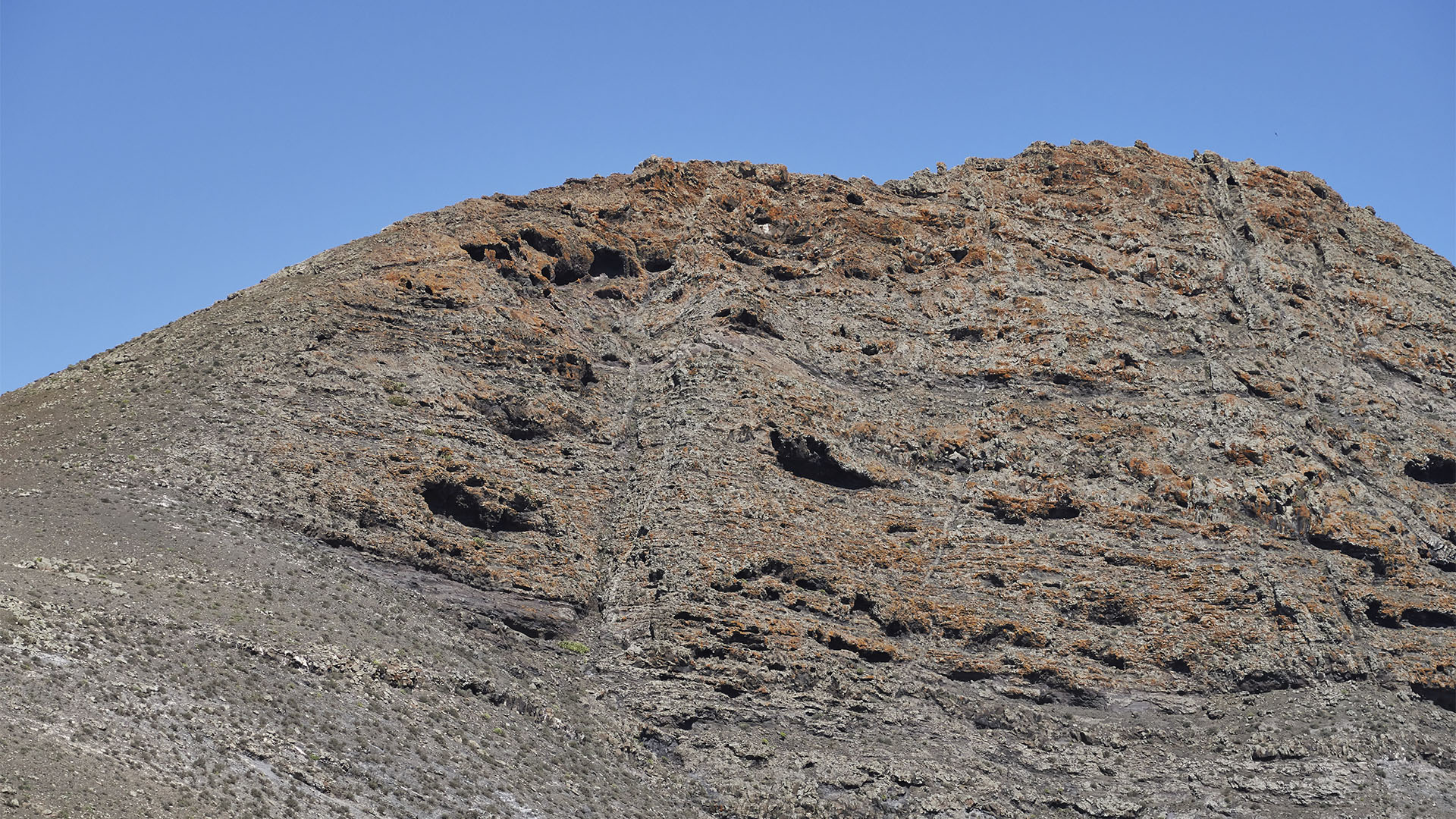 Die Höhlen in der Westwand des Montaña de la Muda Fuerteventura.