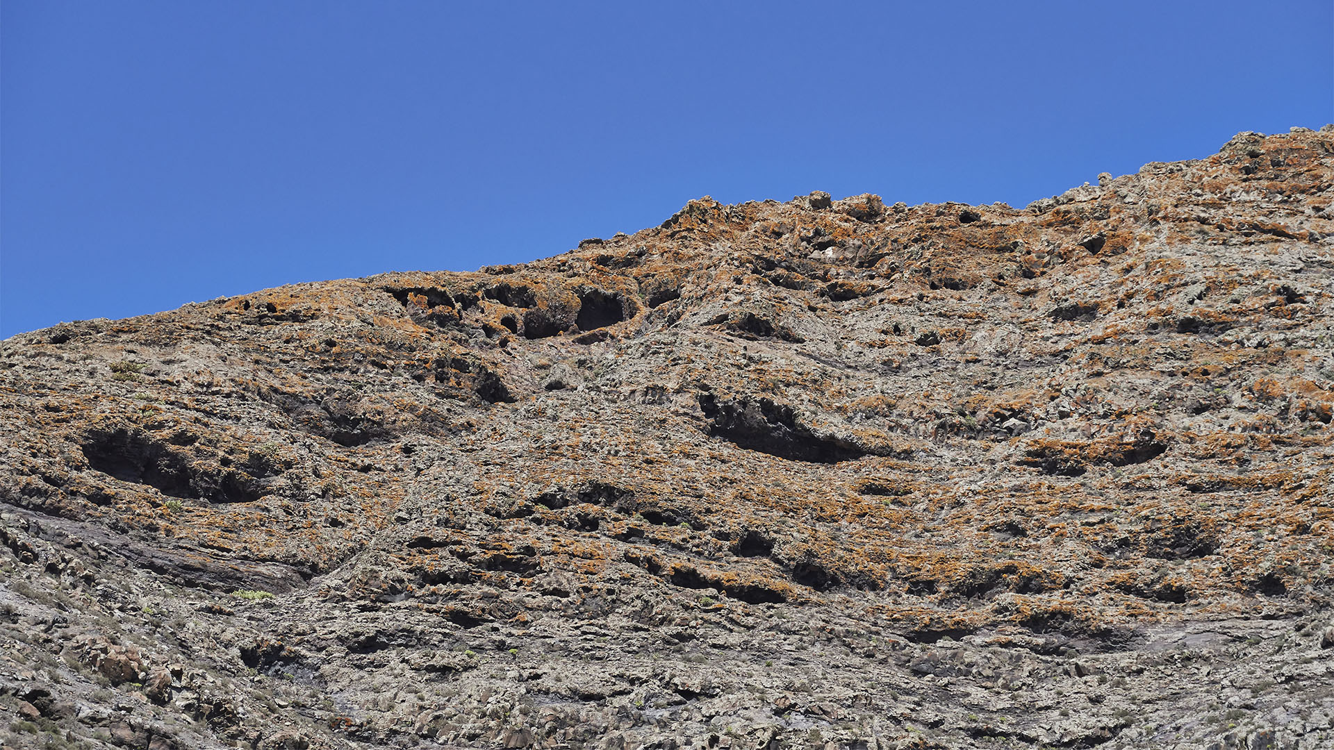 Die Höhlen in der Westwand des Montaña de la Muda Fuerteventura.