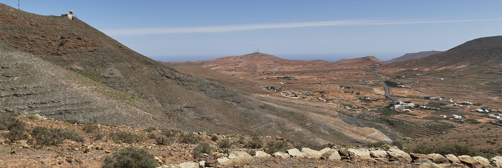 Blick vom Aussichtspunkt 1 auf die Radarstation am Montaña de la Muda und La Matilla.