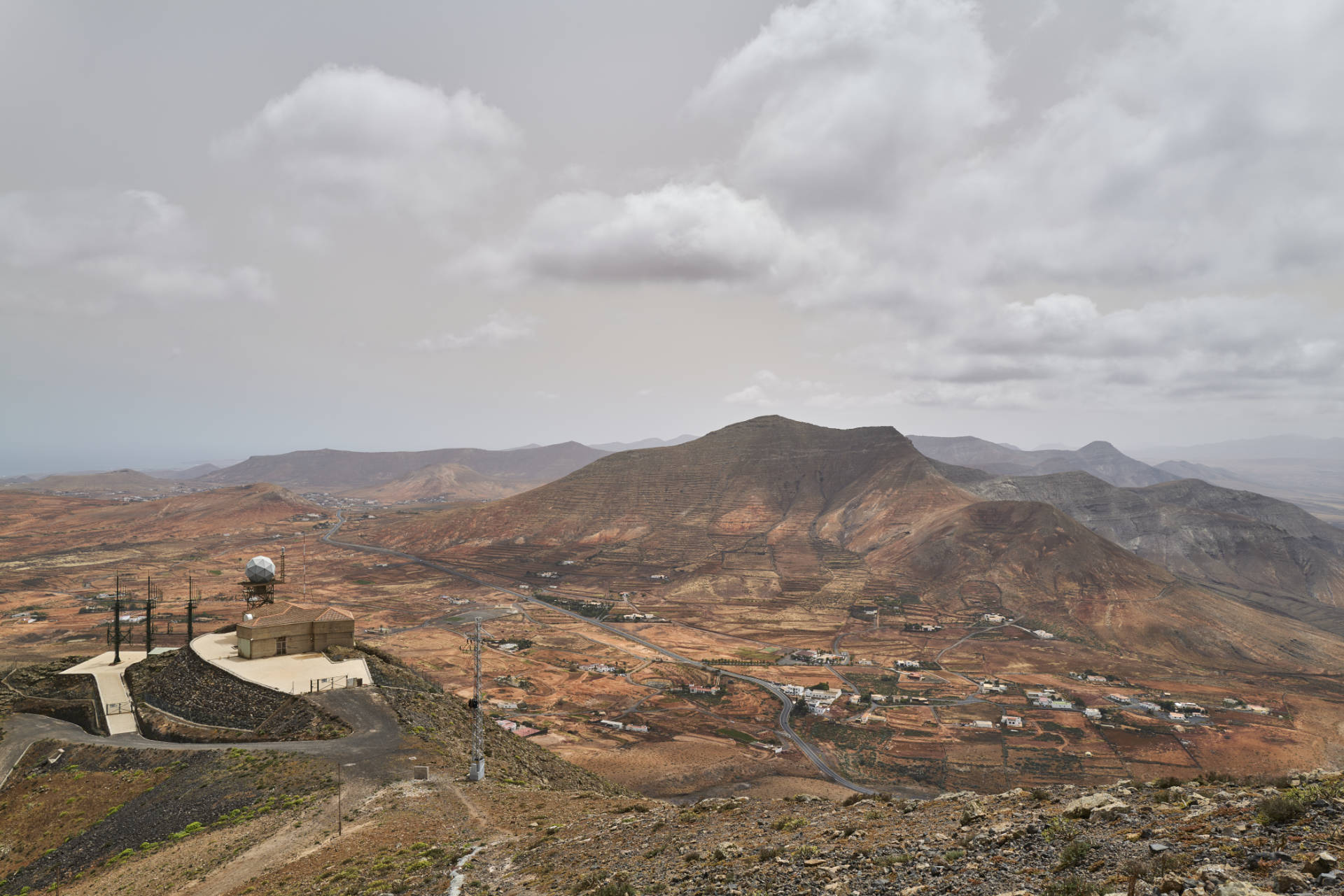 Blick von der südöstlichen Gipfelflanke des Montaña de la Muda (691m) auf die Radarstation, La Matilla und den Montaña de Aceitunal (686m).