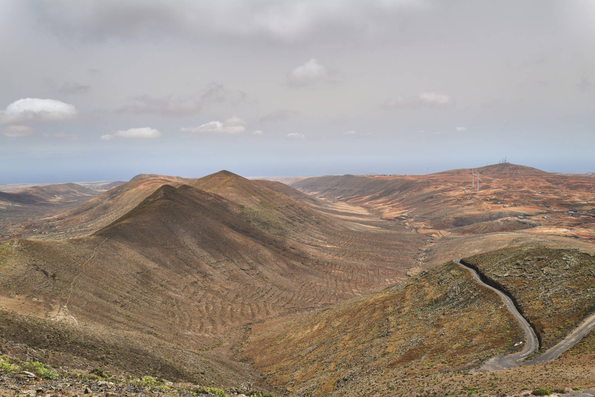 Blick vom Gipfel des Montaña de la Muda (691m) auf den Barranco de Valhondo, den Wanderweg und Pass Degolada del Renegado (519m) hinüber in den Barranco de Vallebrón.