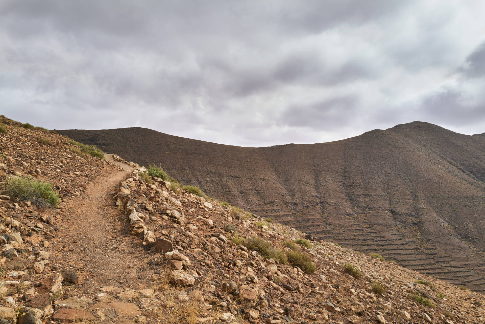 An den Flanken des Montaña de la Muda (691m) über dem Barranco de Valhondo Richtung Pass Degollada el Renegado (519m).